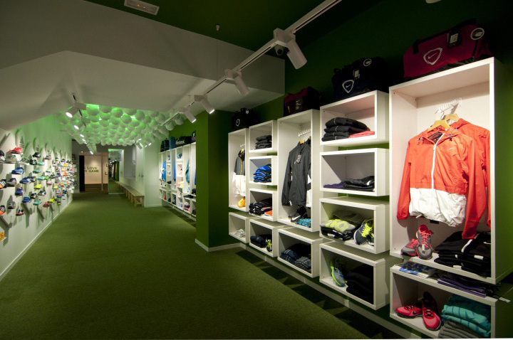 Wall Mounted Shoe Display Retail Sports Shop Design Clothes Shelf Sport Shop Interior Design Clothing Display Table