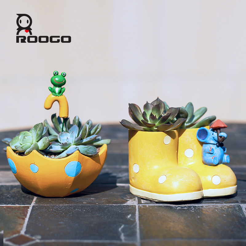 Roogo Wholesale Winter Snow Boot Yellow Shoe Shape Home Garden Resin Flower Pot Coin Pocket Umbrella Succulent Planter