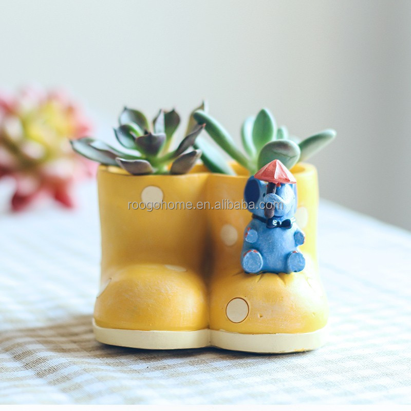 Roogo Wholesale Winter Snow Boot Yellow Shoe Shape Home Garden Resin Flower Pot Coin Pocket Umbrella Succulent Planter