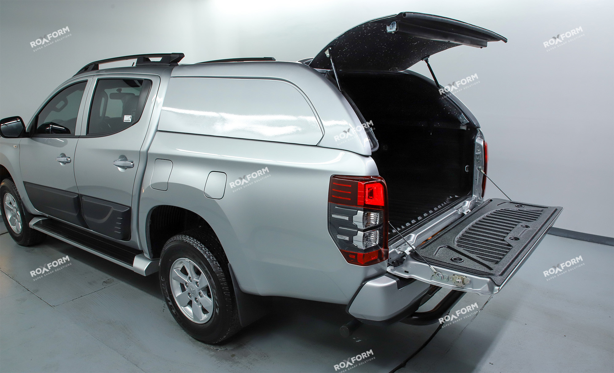 Fiberglass Tonneau Cover Hardtop Canopy Commercial Solid Sided for Toyota Hilux 2015+