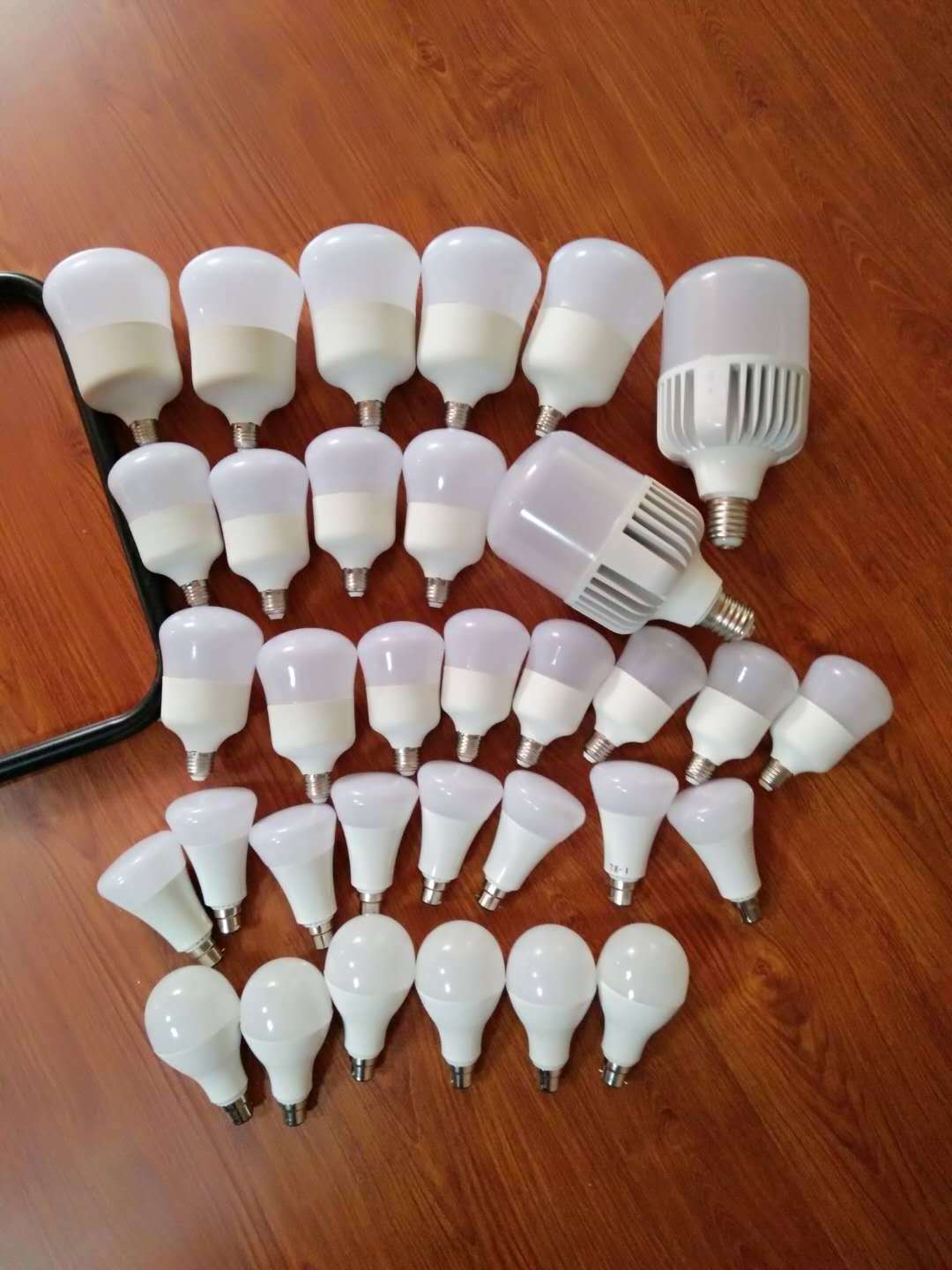 Factory Wholesale Price Energy Saving Led Light Bulbs Led B22/E27 Base T Bulbs for Home Living Room Use