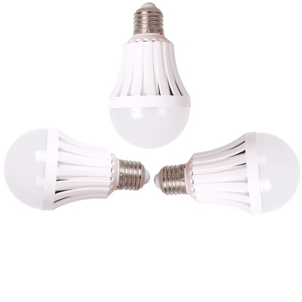 Smart emergency lamp e27 / b22 remote control rechargeable led bulb emergency light AC / DC with battery back-up