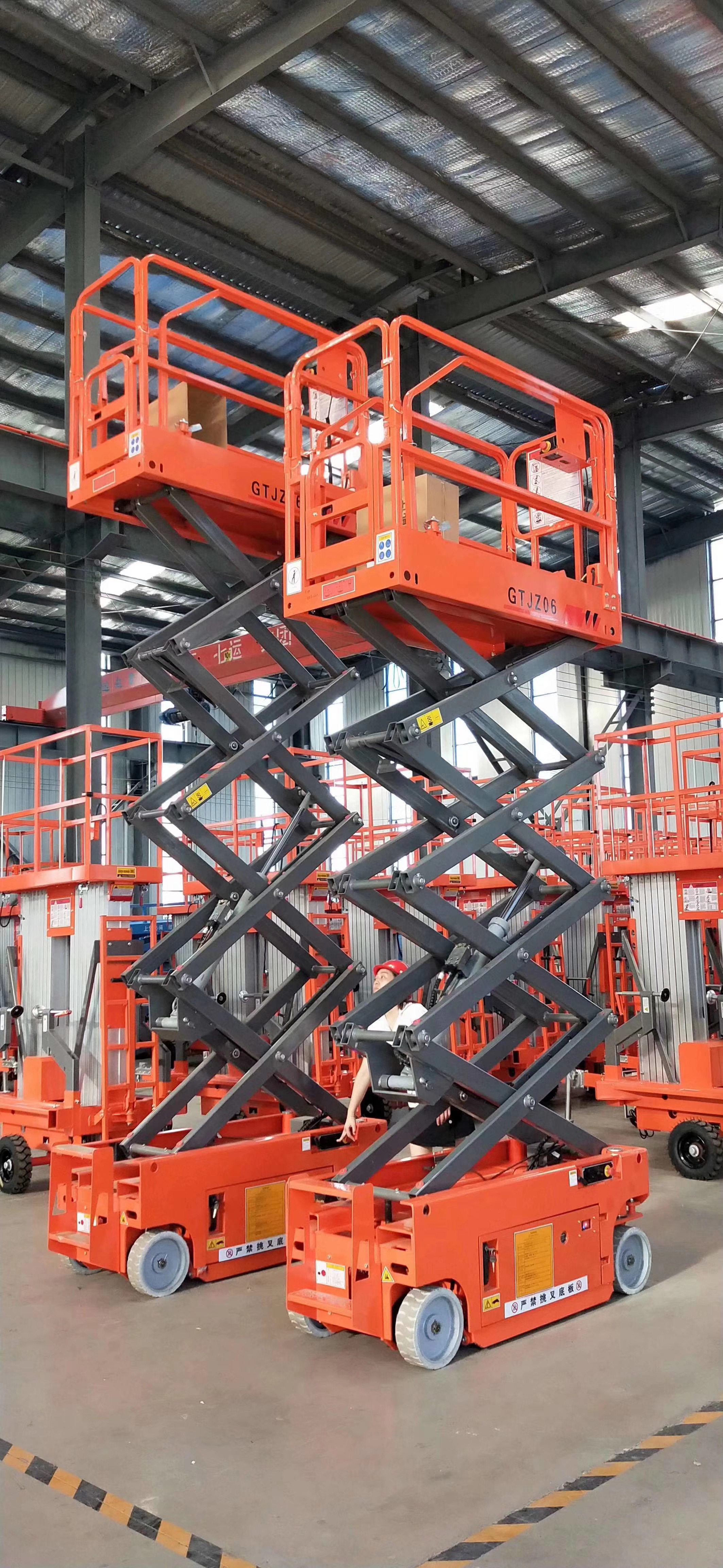 Hydraulic automatic scaffolding working platform truck mounted scissor lift platform