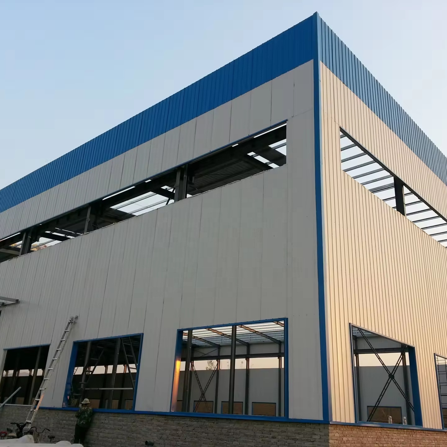 Customized 2-Floor Mezzanine Steel Structure Workshop Multi-Spans Wall Sandwich Panel Carpet Modern Design Carport Warehouse Use