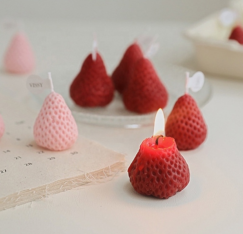 Hot Selling Private Label Fruit Aroma Strawberry Shaped Mini Soy Wax Handmade Candle for Bedroom Bathroom Small Scented Candle