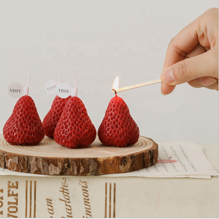 Hot Selling Private Label Fruit Aroma Strawberry Shaped Mini Soy Wax Handmade Candle for Bedroom Bathroom Small Scented Candle