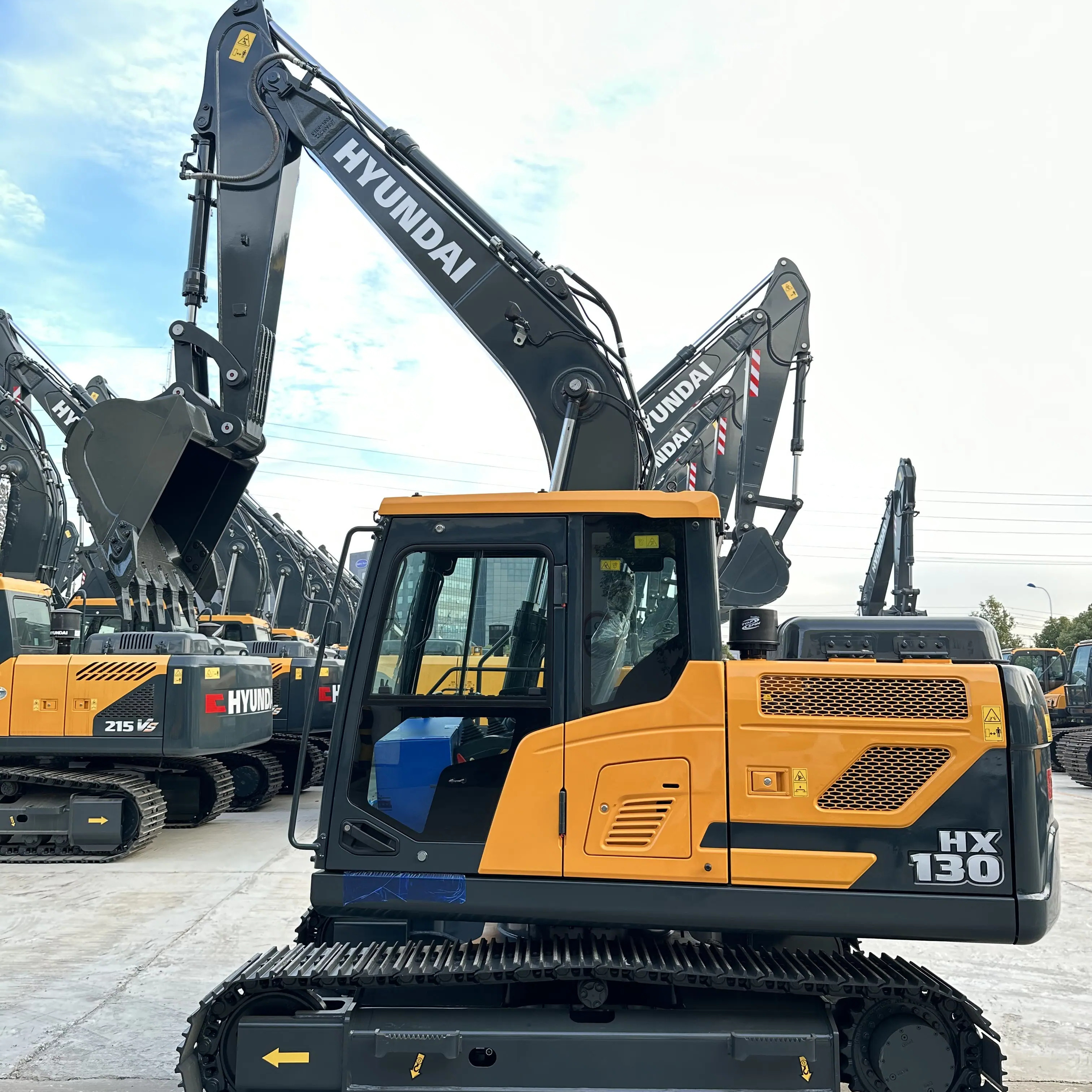 New spot Hyundai hx130 excavator for sale, 13 tons crawler excavator, excellent price performance Multi function