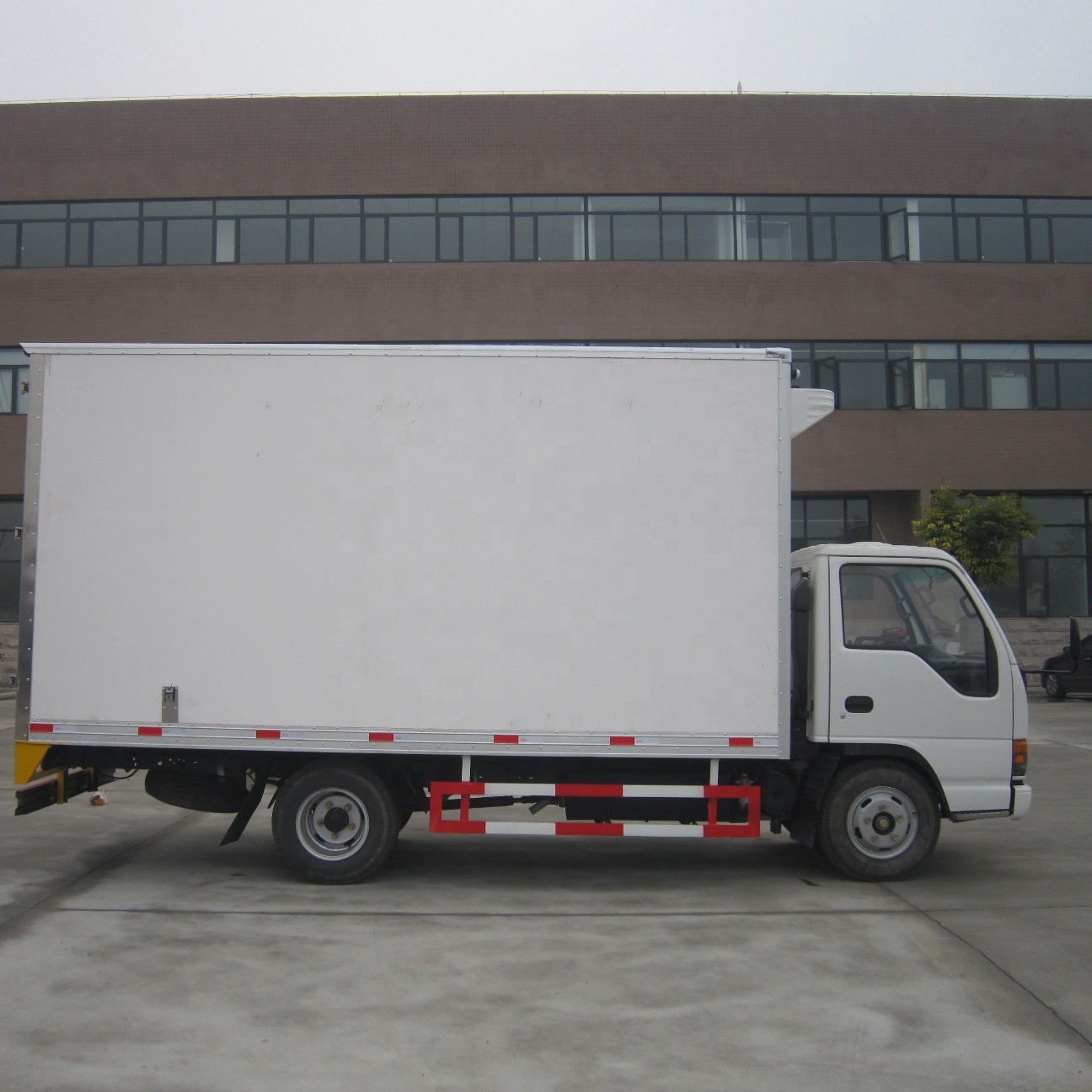 Isuzu Freezer food truck 5 tons refrigerator Cargo Van Truck for sale