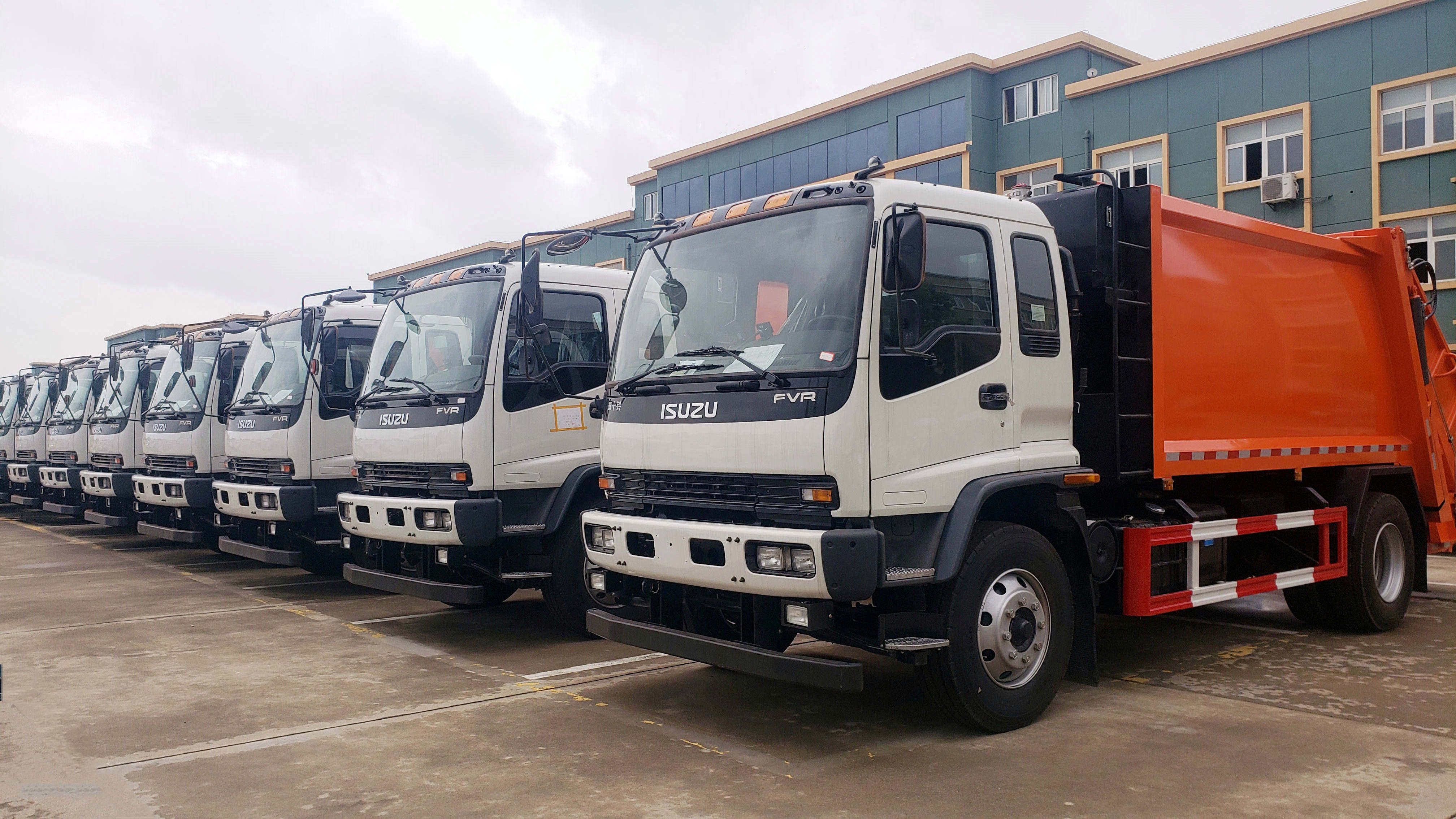 ISUZU 4x2 Compress Garbage Truck 25cbm Rear Loading Disposal Refuse Waste Compactor Truck