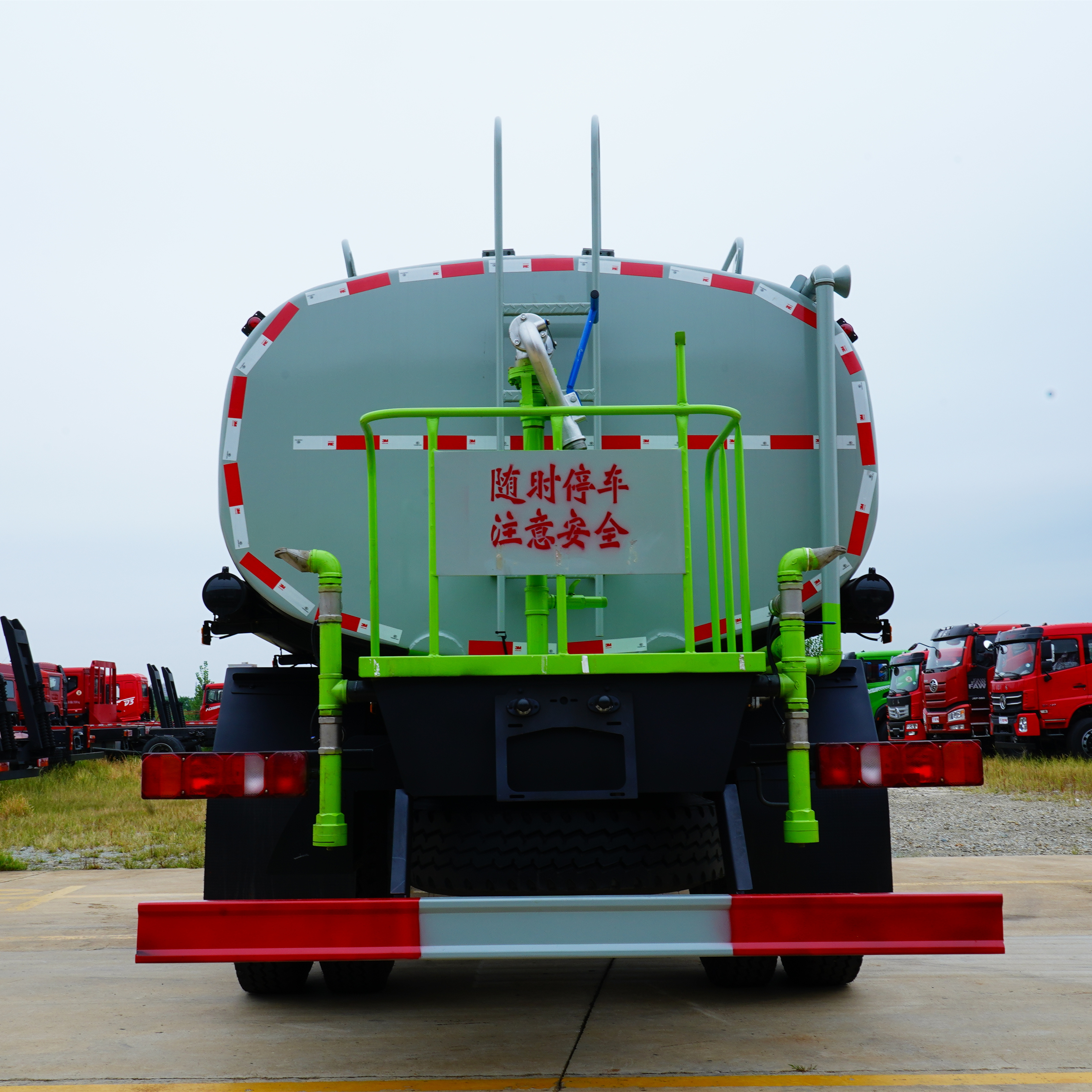 Bottom Price Street Water Sprinkler Truck Cart Road Sprinkler Barrow Watering Lorry Dongfeng Mini Water Tanker Truck