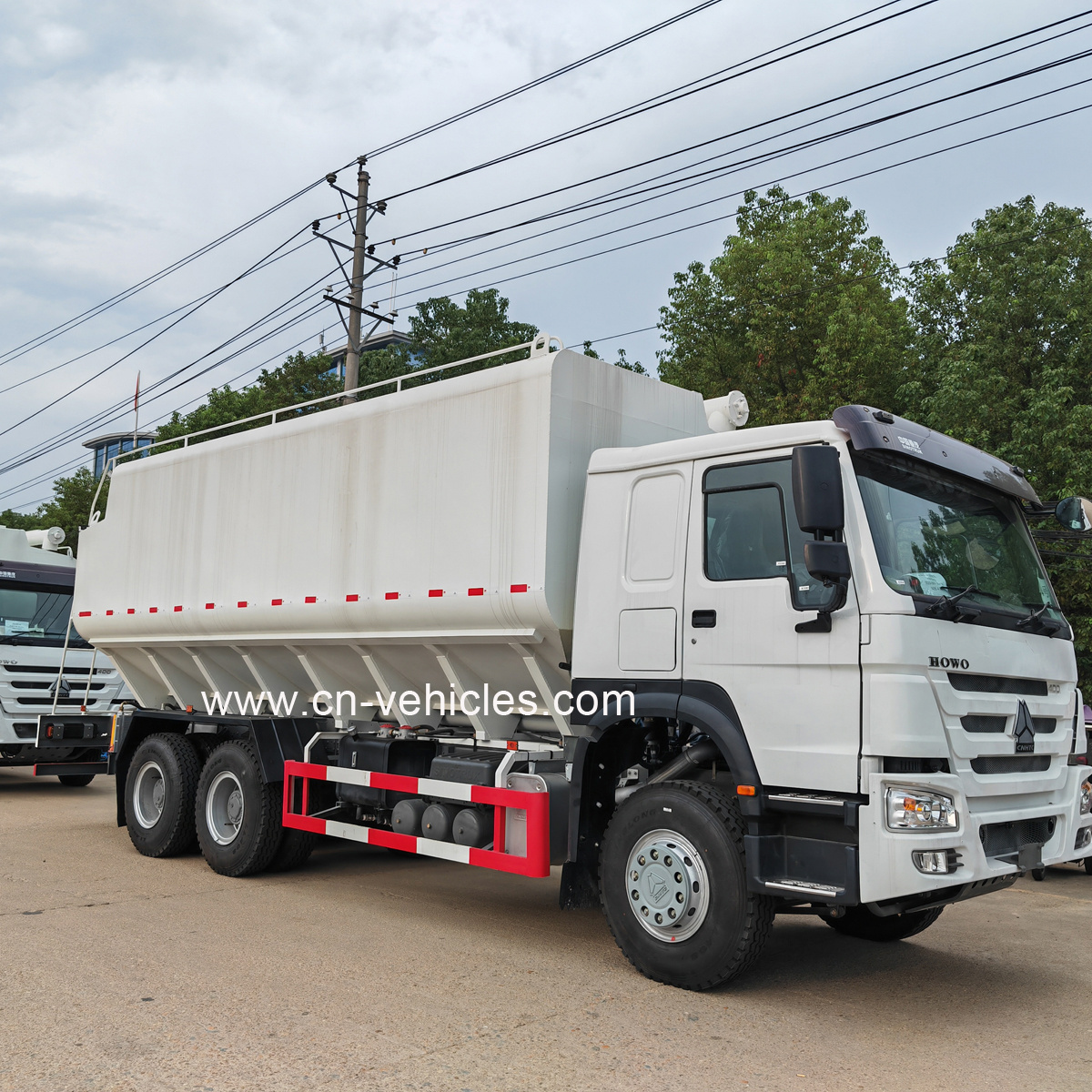 Sinotruk HOWO RHD Bulk 20T Animal Feed Fodder Tank Transport bulk Feed Delivery Tanker Truck