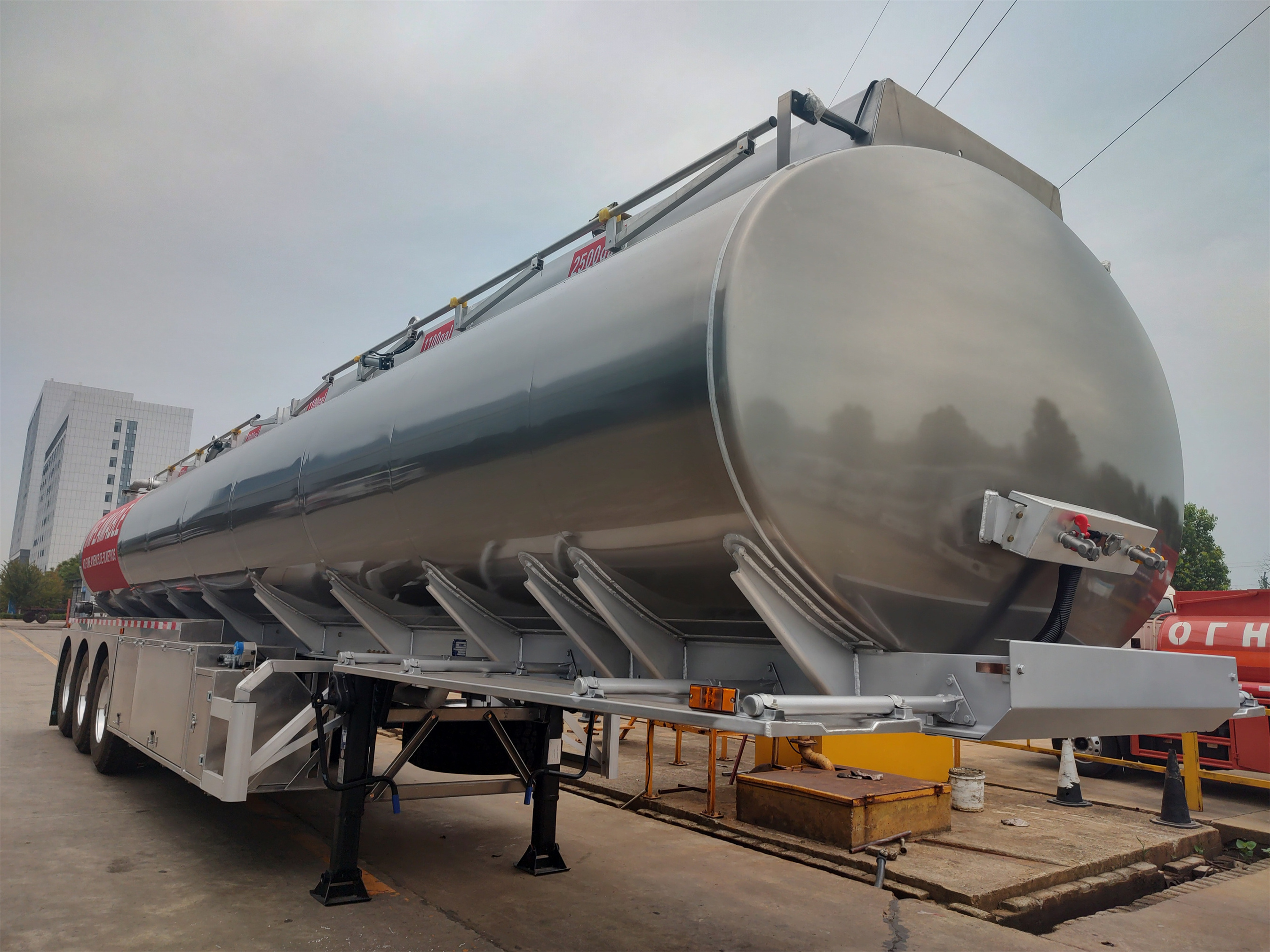 3 Axles 25000L Stainless Steel/Aluminum Alloy Tanker Truck Semi Trailer for Oil/Fuel/Diesel/Gasoline/Crude/Water/Milk Trans