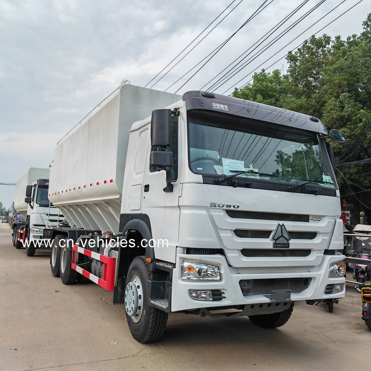 Sinotruk HOWO RHD Bulk 20T Animal Feed Fodder Tank Transport bulk Feed Delivery Tanker Truck