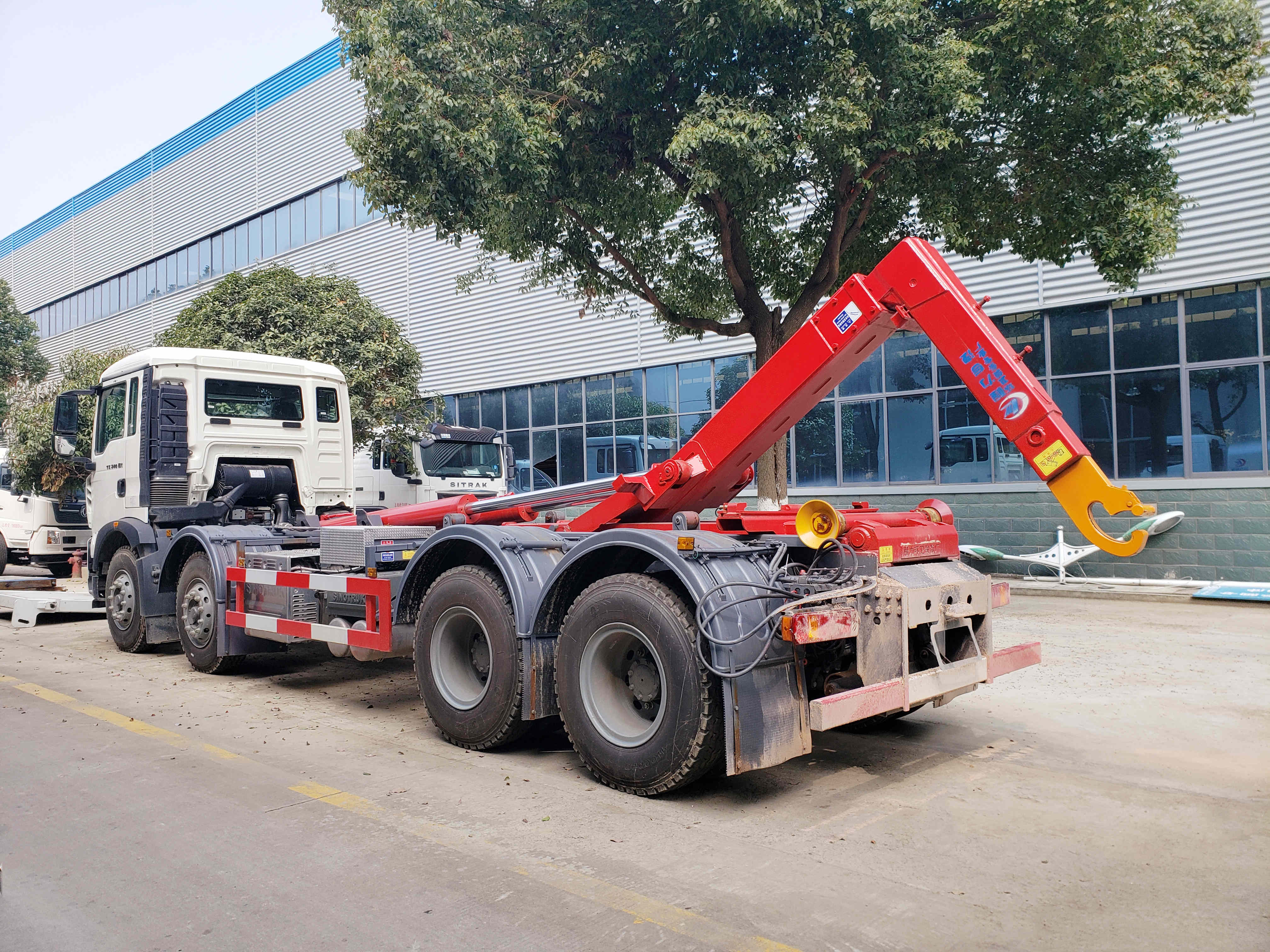 HOWO 25Ton Forland Hook Lifting Garbage Collection Truck