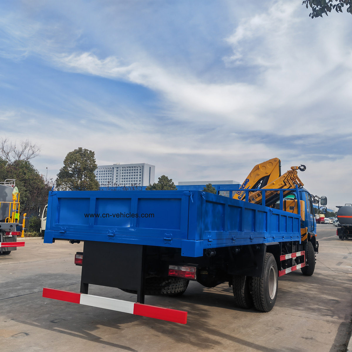 CLW Truck tipper truck knuckle SQZ132 crane truck 3.2tons to 28tons Folding xcmg telescopic boom crane for sale