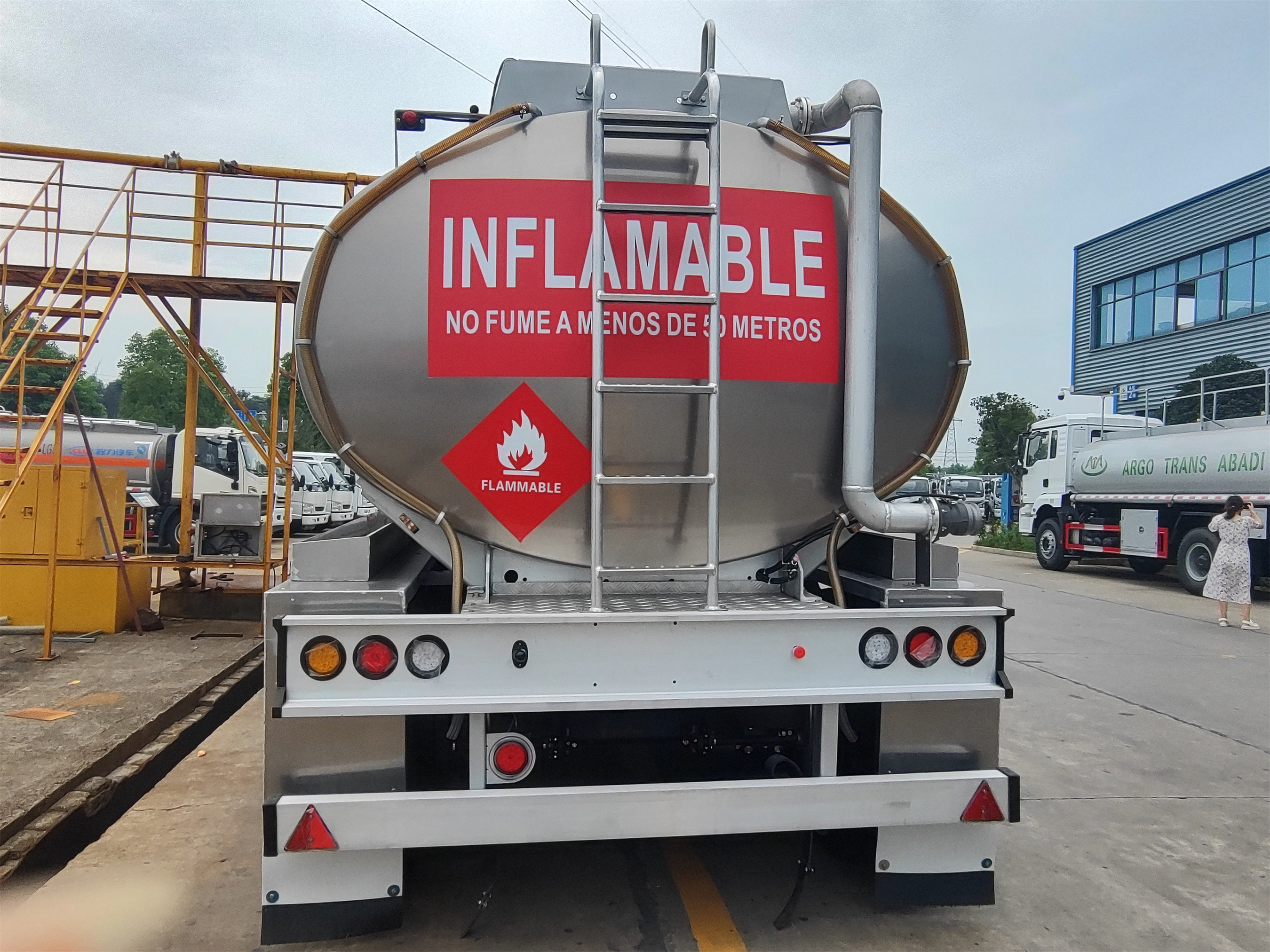 All Kind of Tankers Liquid Fuel Bulk Cement LNG LPG Powder Diesel Tank Transport Heavy Duty Tractor Dumping  Truck Semi Trailer