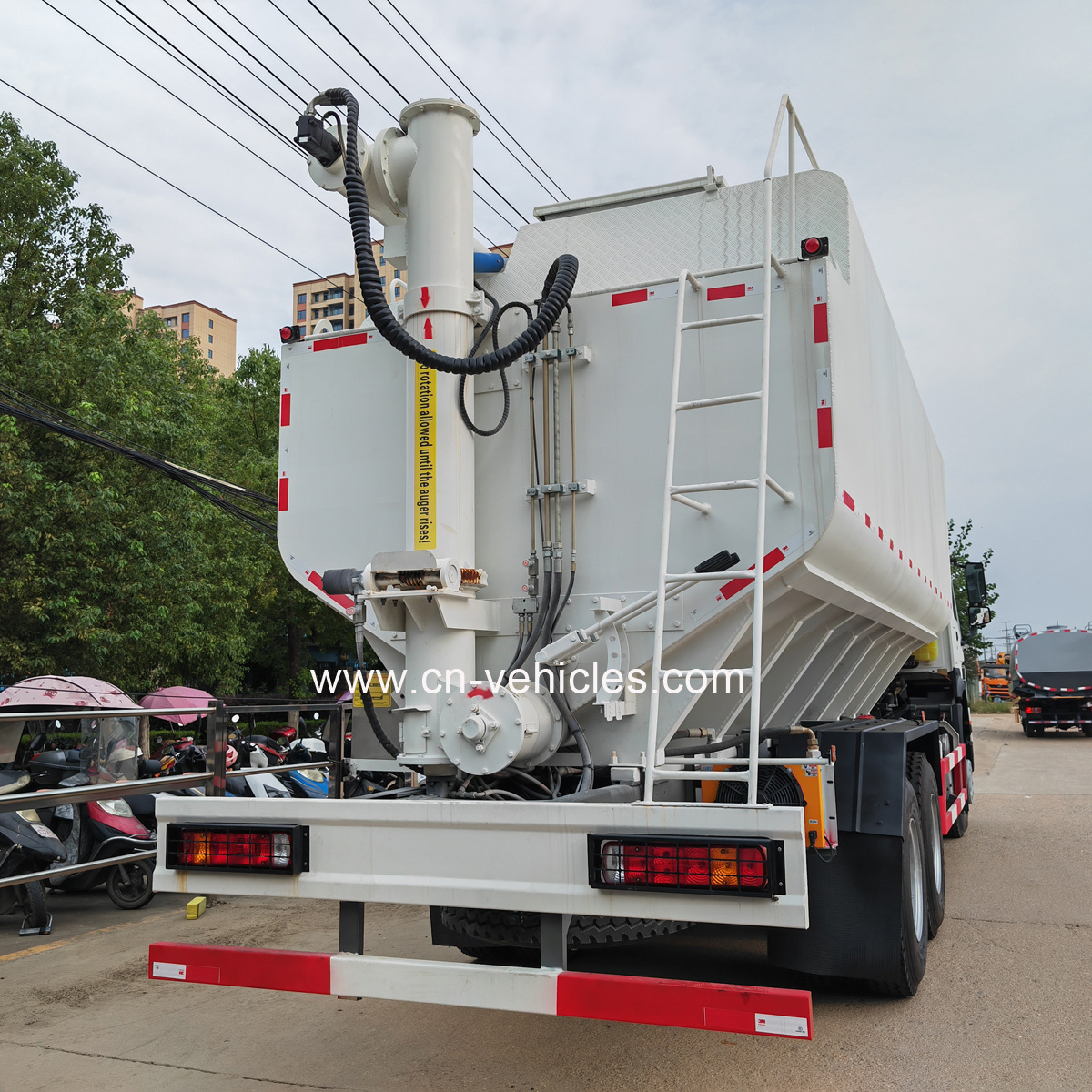 Sinotruk HOWO RHD Bulk 20T Animal Feed Fodder Tank Transport bulk Feed Delivery Tanker Truck