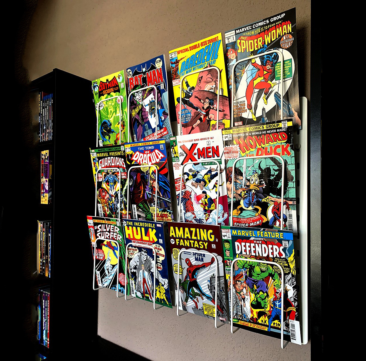 Wall Mounted Comic Book Display Rack Metal Comic Book  Holder for Display and Storage