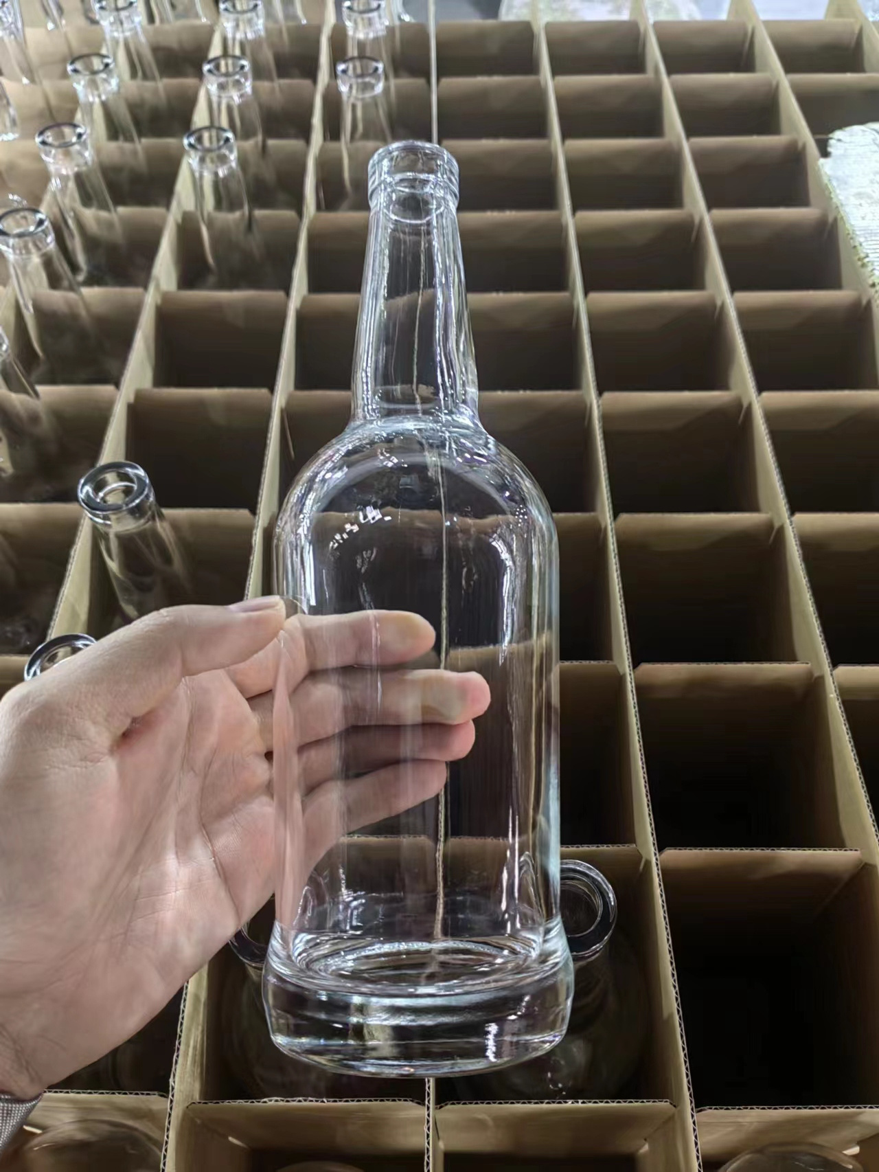 Manufacture customized wine glass bottle 1000ml 750ml 700ml empaty vodka whisky glass bottle 70cl with cork lids