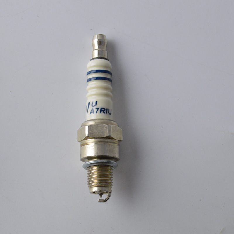 Best-selling torch motorcycle spark plug iridium adapts to yamh 125 to assist Loncin Jialing Qianjiang Zongshen scooter