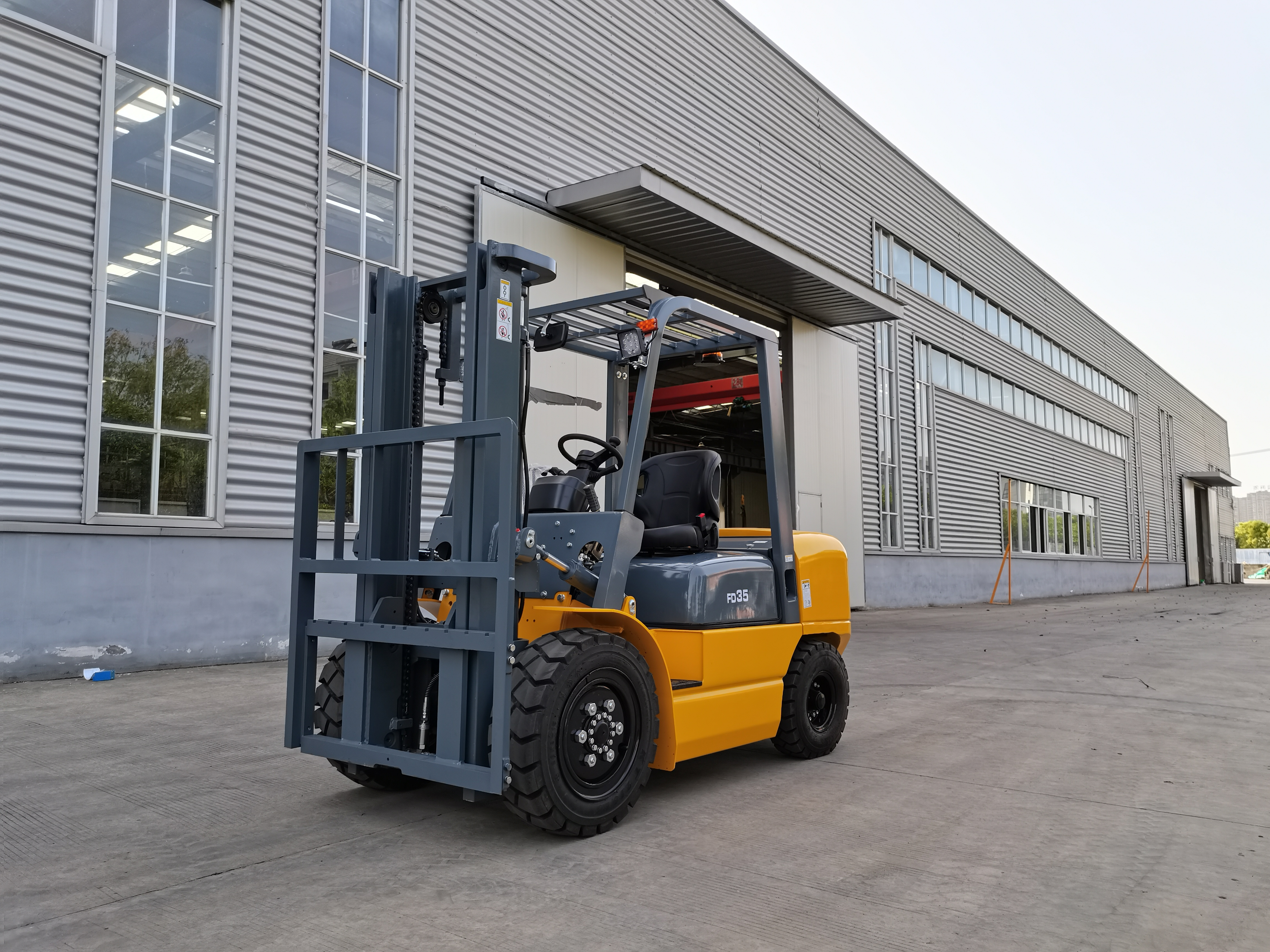 3.5 Ton Diesel Forklift Truck EPA Engine Handing Equipment Fork Lift Vehicle