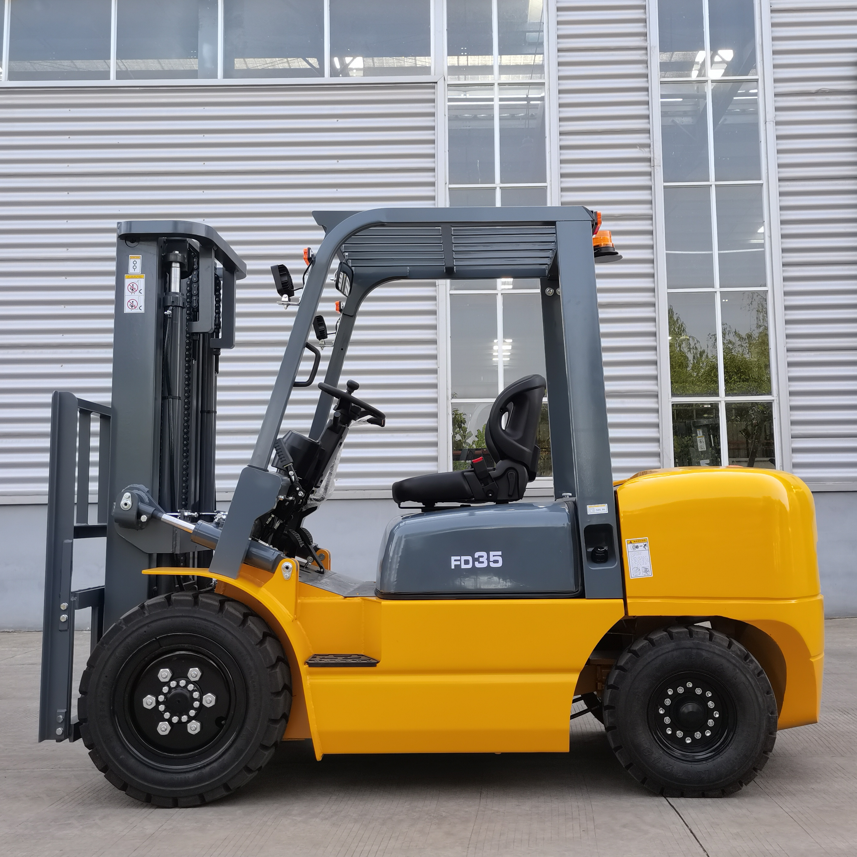 3.5 Ton Diesel Forklift Truck EPA Engine Handing Equipment Fork Lift Vehicle