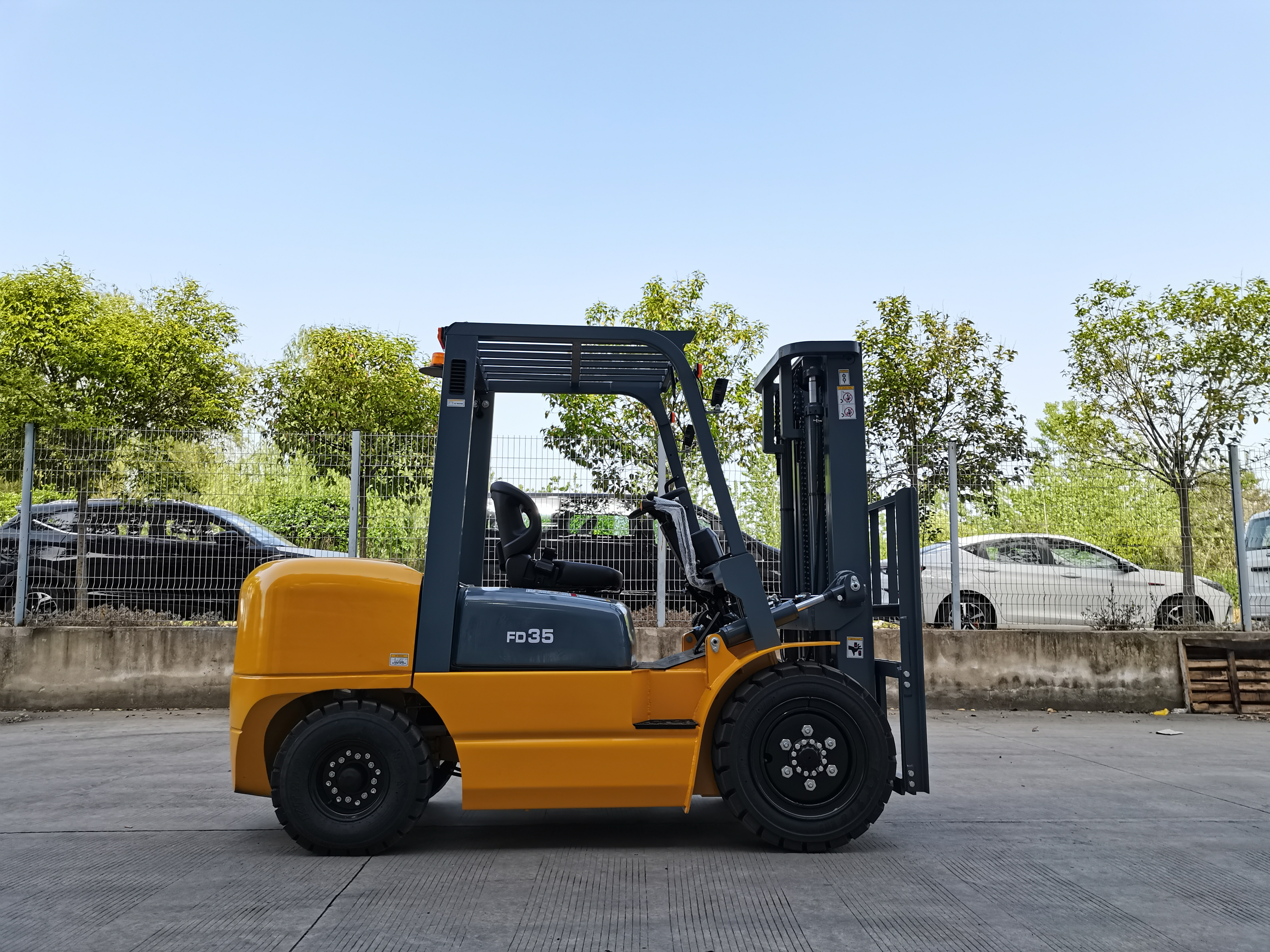 3.5 Ton Diesel Forklift Truck EPA Engine Handing Equipment Fork Lift Vehicle