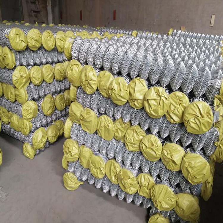 Wholesale Hot Dipped Galvanized Chain Link Fences Prices Diamond Mesh Wire Fence