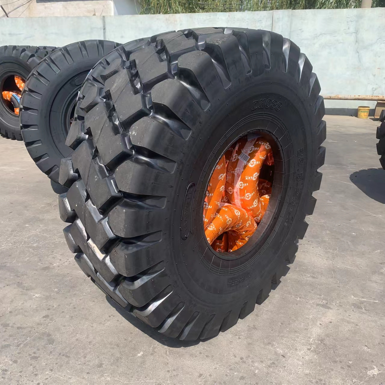 Quality cheap 23.5-25 OTR tire truck tires good quality  E3/L3 NEW