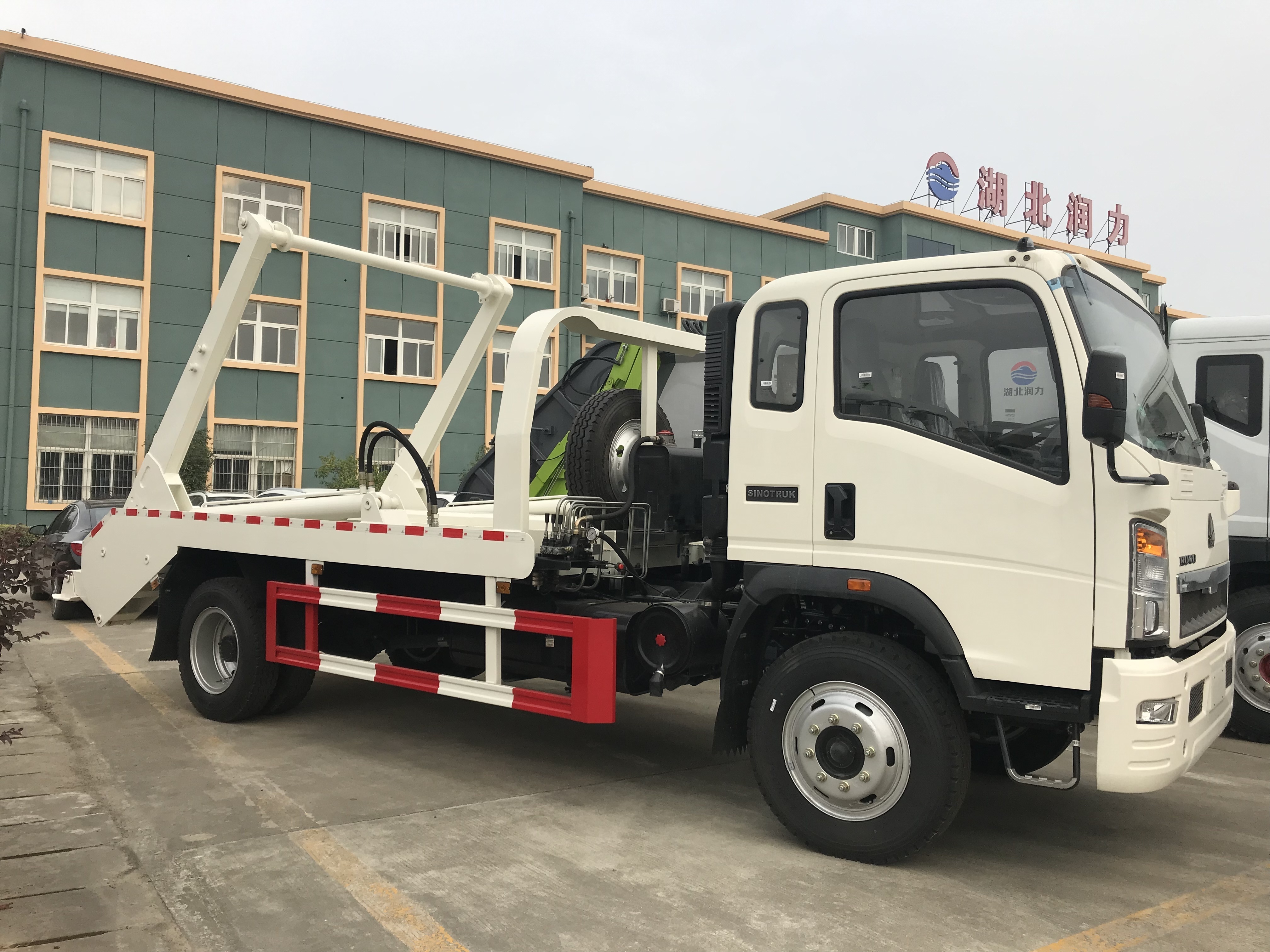 HOWO 4X2 8cbm roll off garbage truck