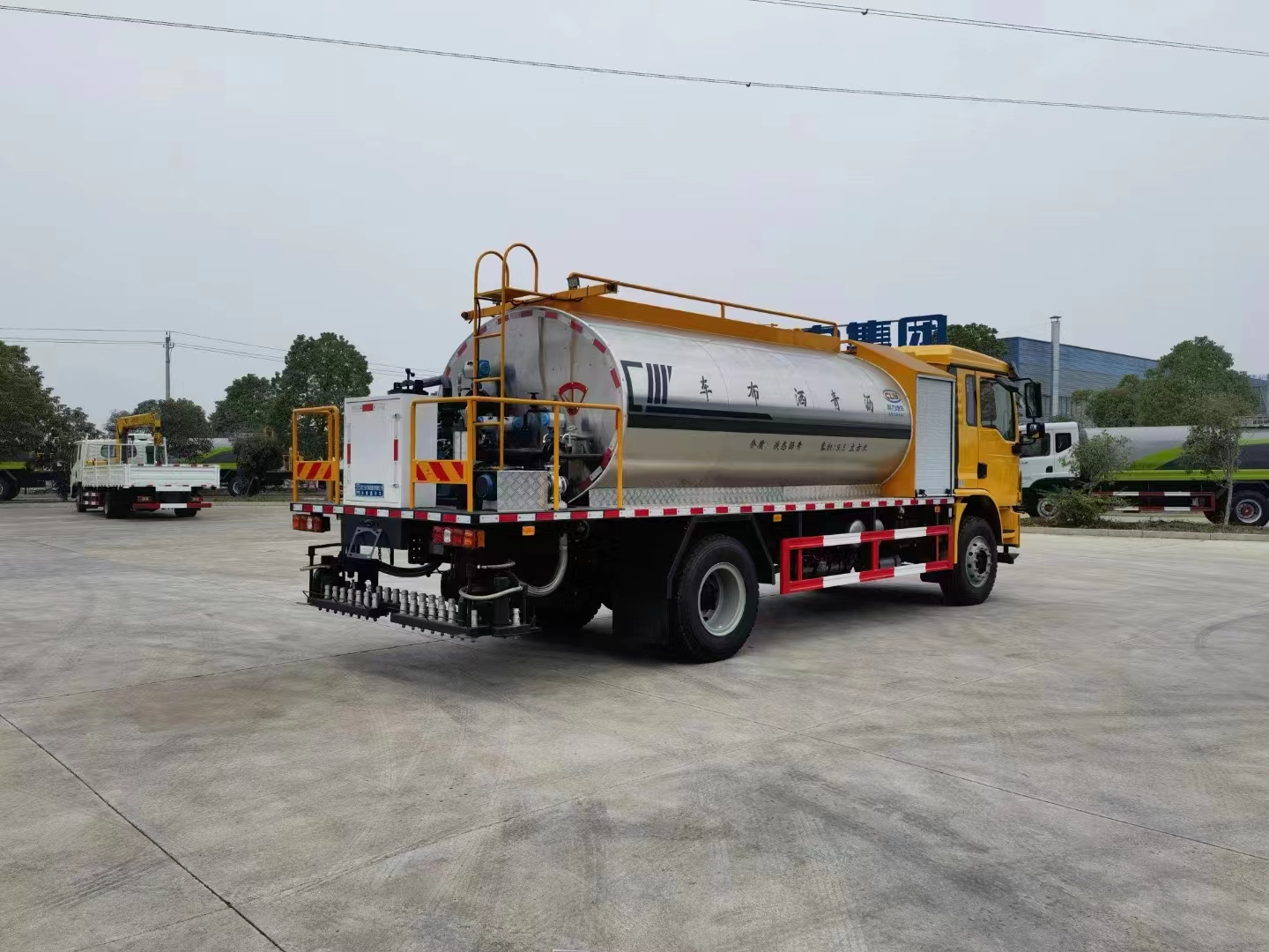 Road construction machinery HOWO 6 cbm 6000L intelligent asphalt distributor truck asphalt distributor for sale