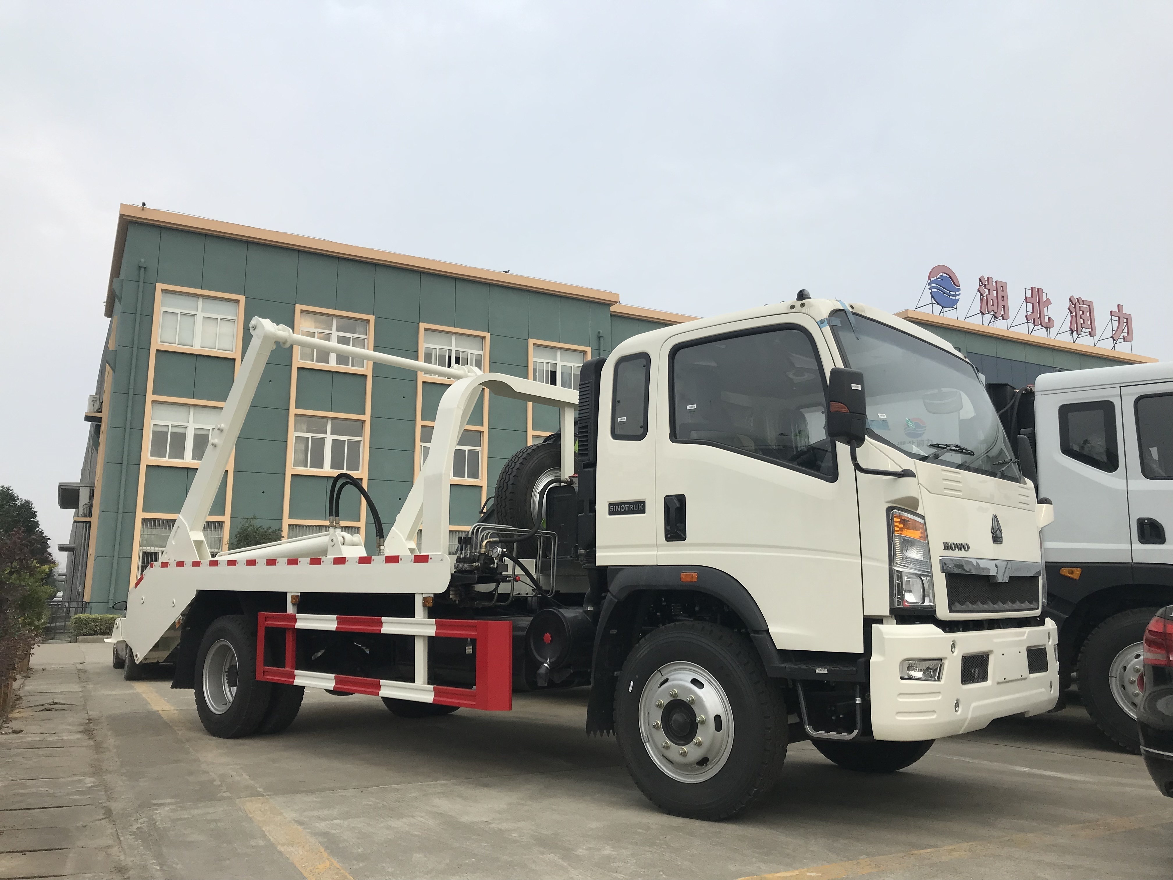 HOWO 4X2 8cbm roll off garbage truck