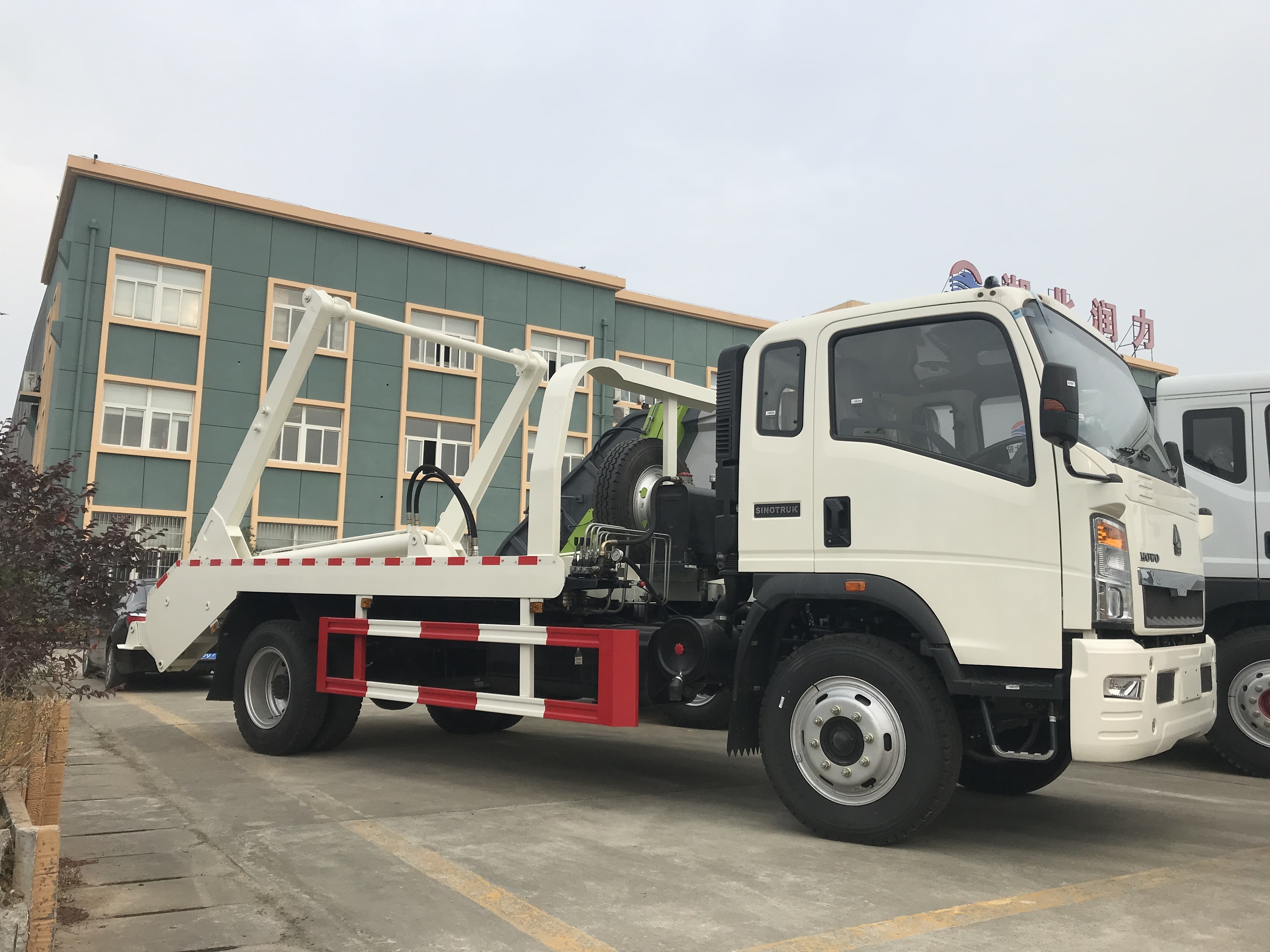 HOWO 4X2 8cbm roll off garbage truck