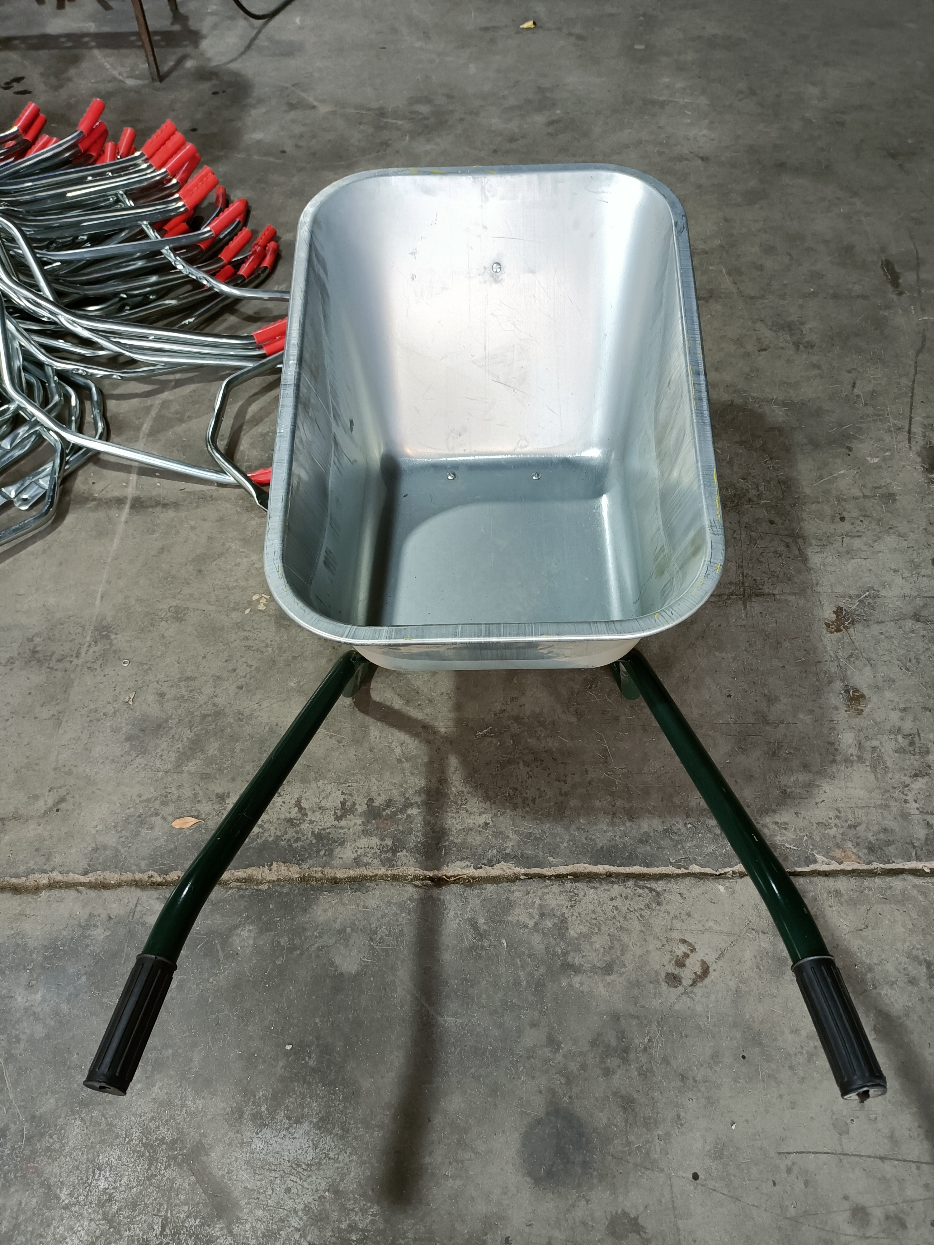 Heavy duty galvanized tray wheelbarrow