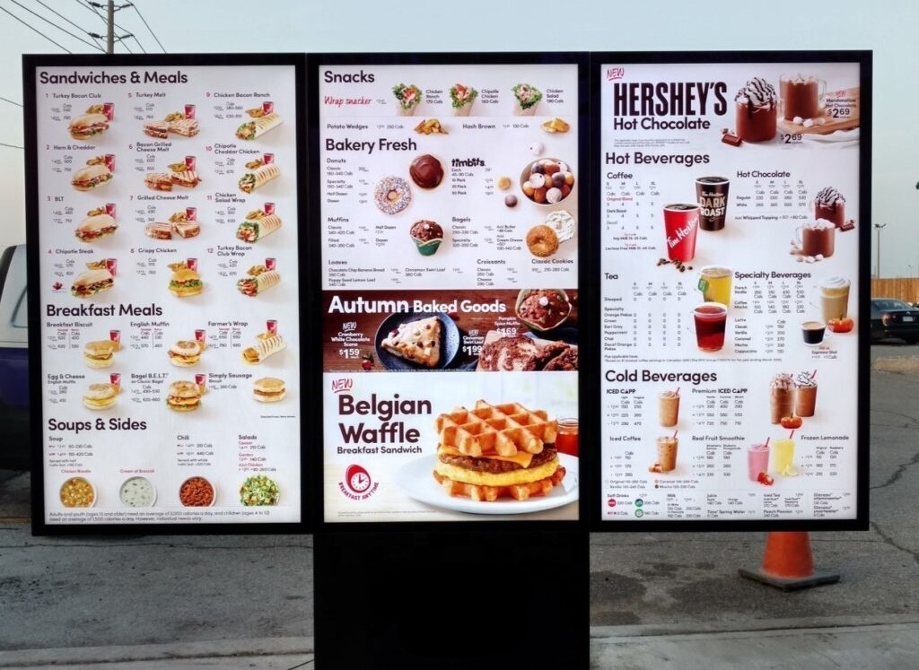 55inch Exterior Outdoor Drive Thru Menu Boards System 3000nits Spliced 3 Screens