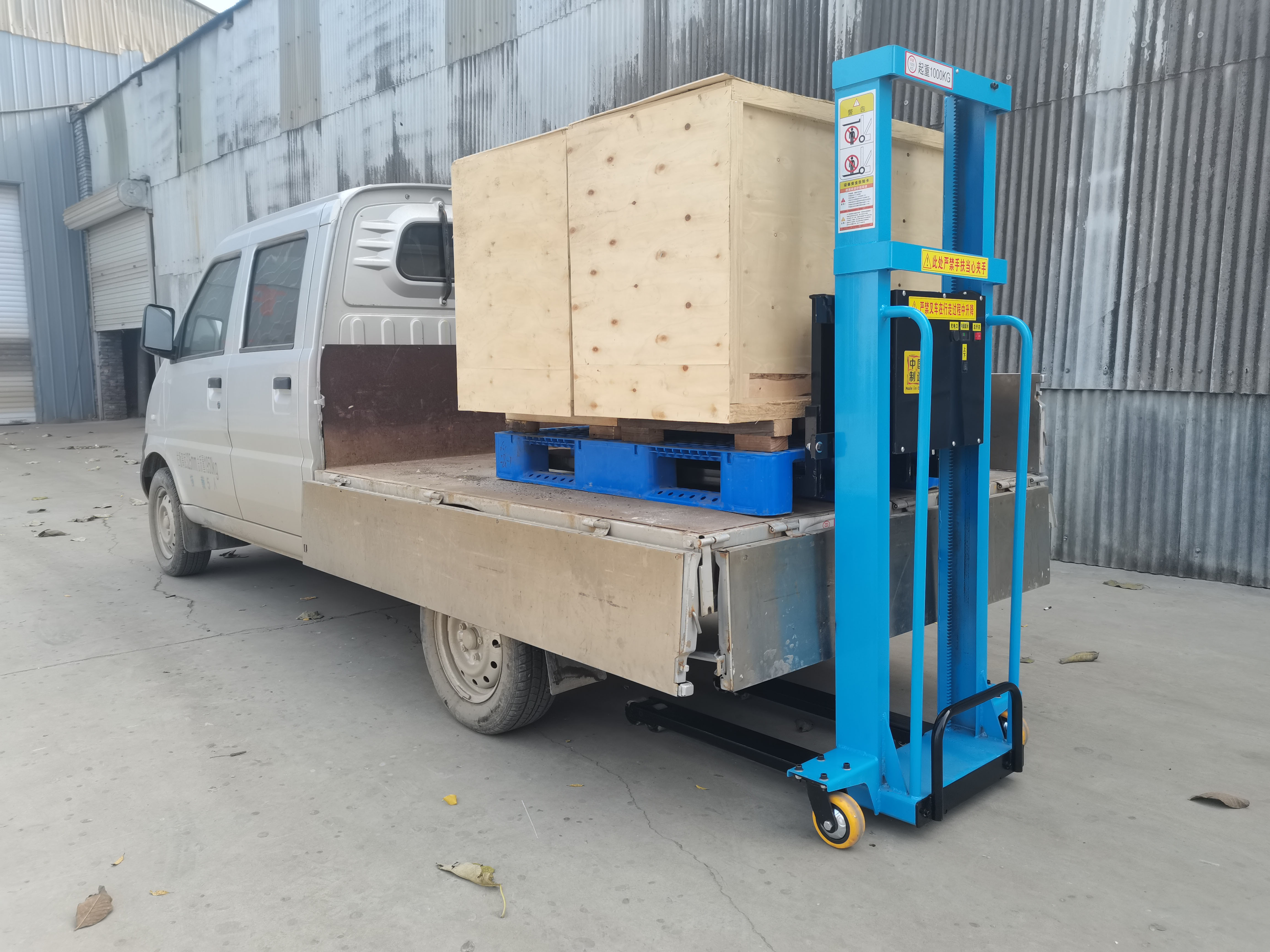 500kg1000kg Vehicular Forklift Portable Stacking Truck Self climbing Loading and Unloading Truck