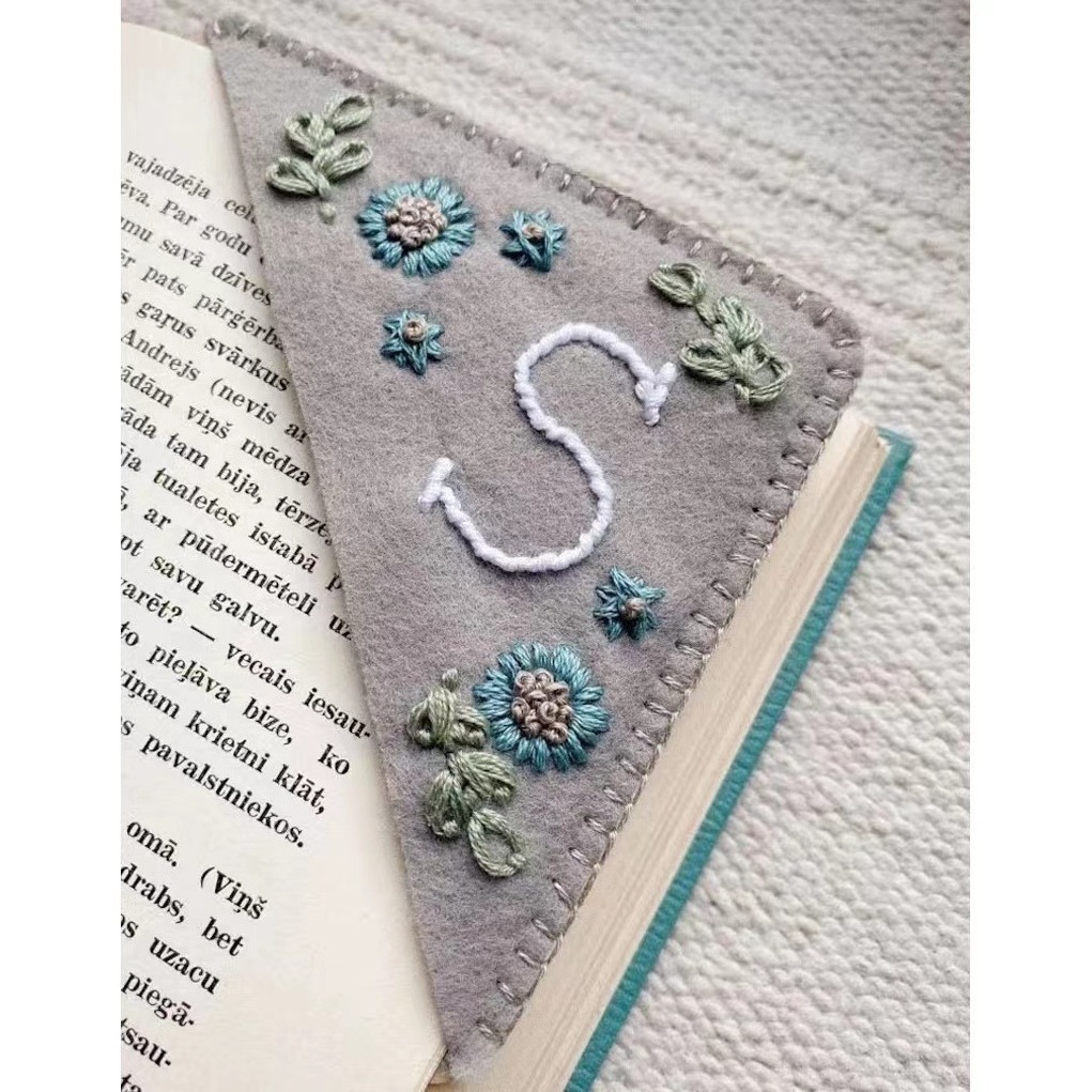 Hot Sell Hand Embroidery 26 Letters Felt Triangle Corner Page Bookmarks Flower Alphabet Embroidery Bookmark