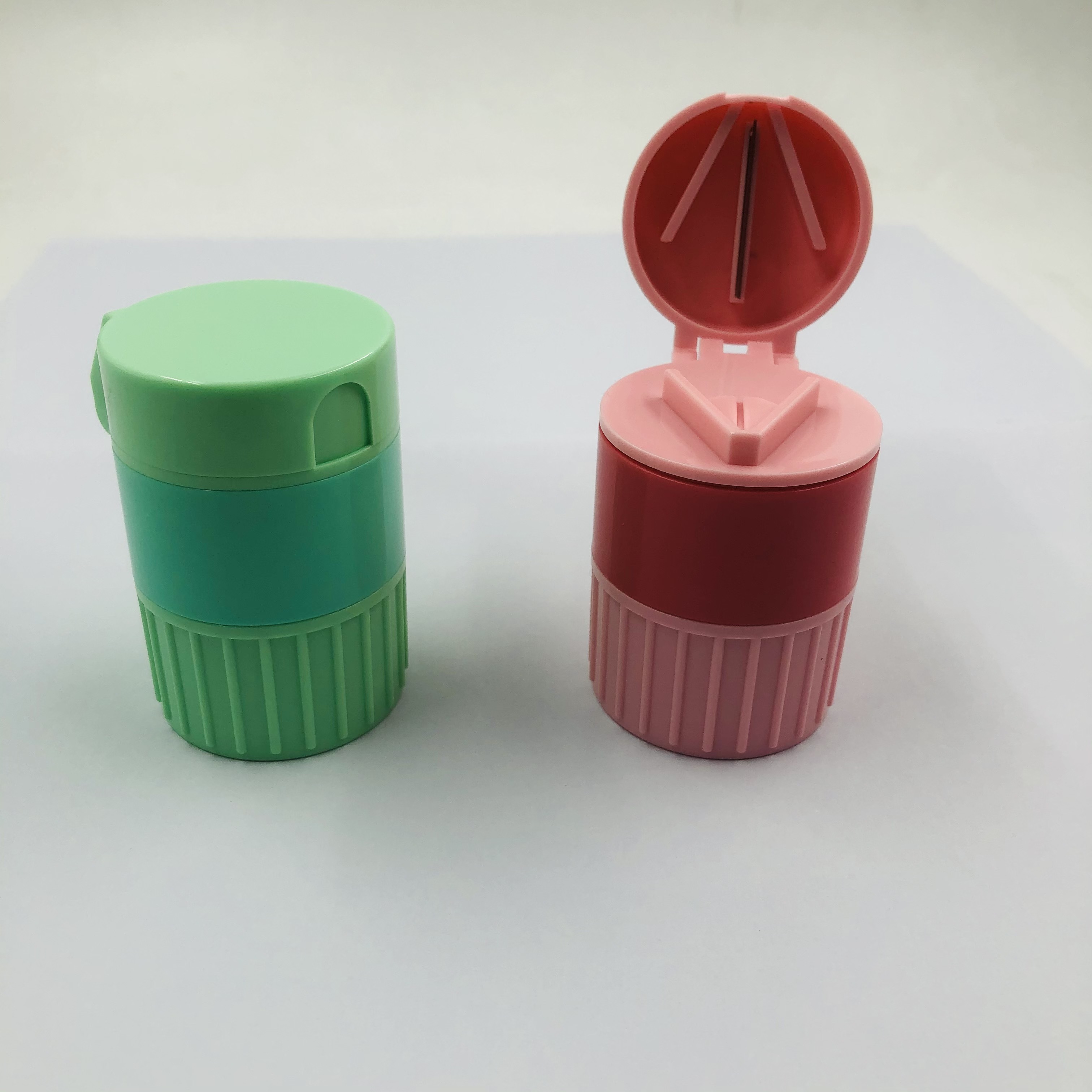 Pill Cutter,Pill Crusher Grinder Splitter,Portable Mini Pill Cutter for Small or Large Pills