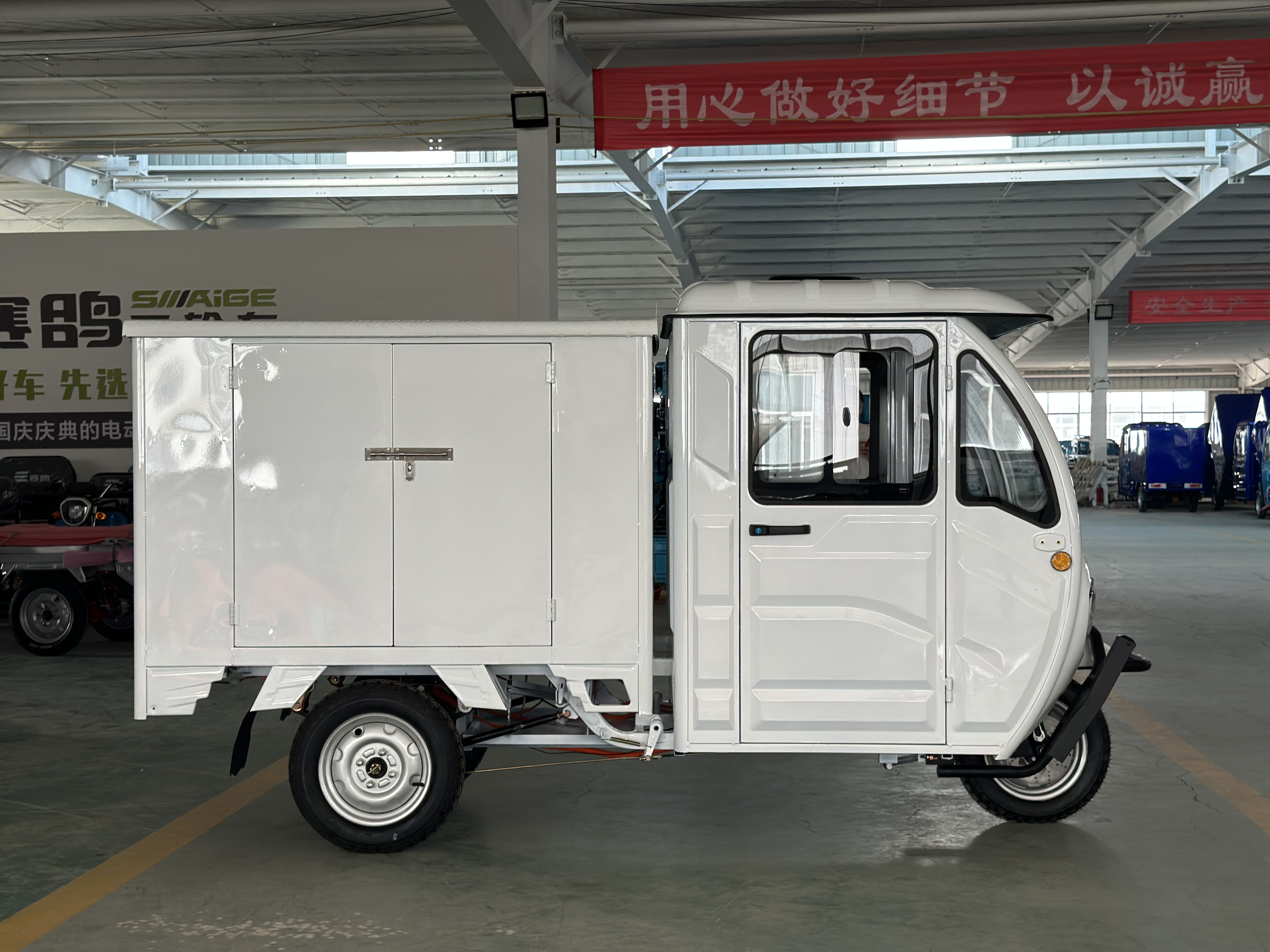 enclosed cabin post delivery cargo electric tricycle, Dreirad mit elektrischer Frachtkabine