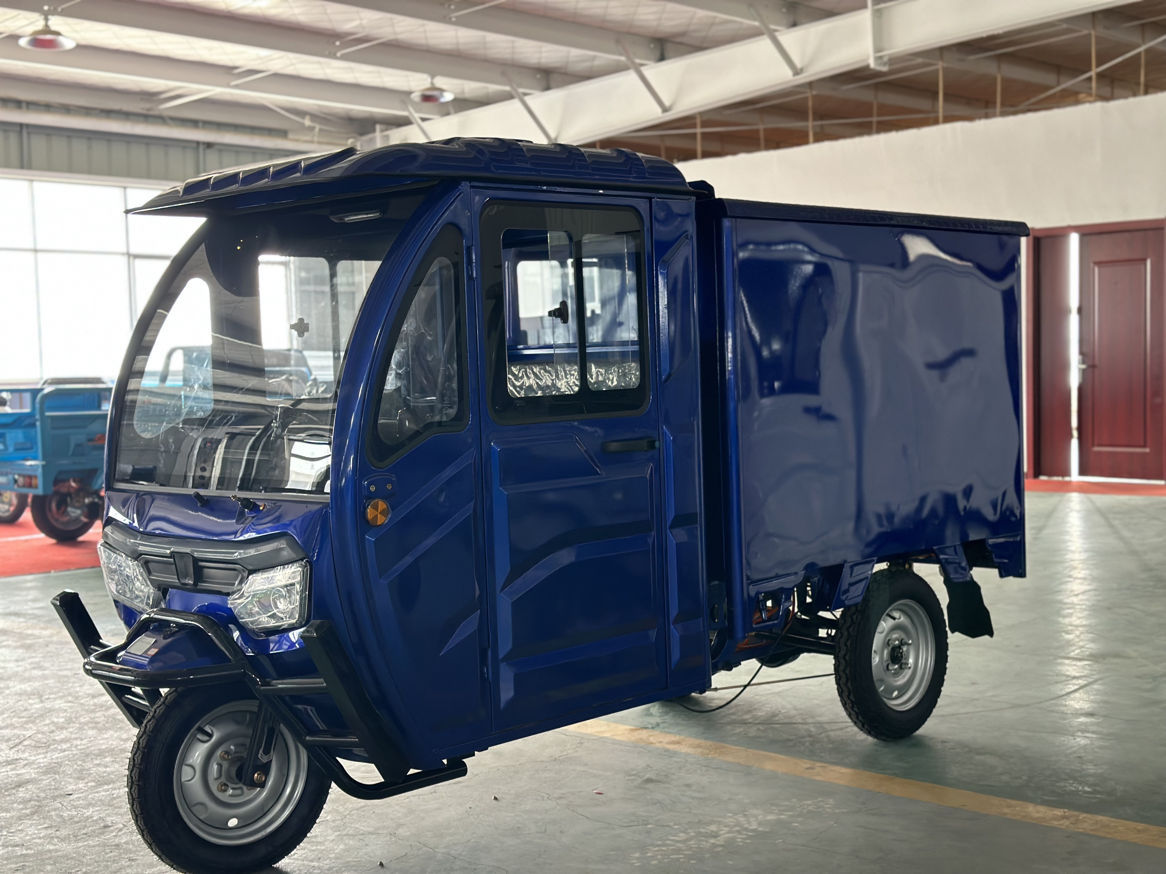 enclosed cabin post delivery cargo electric tricycle, Dreirad mit elektrischer Frachtkabine