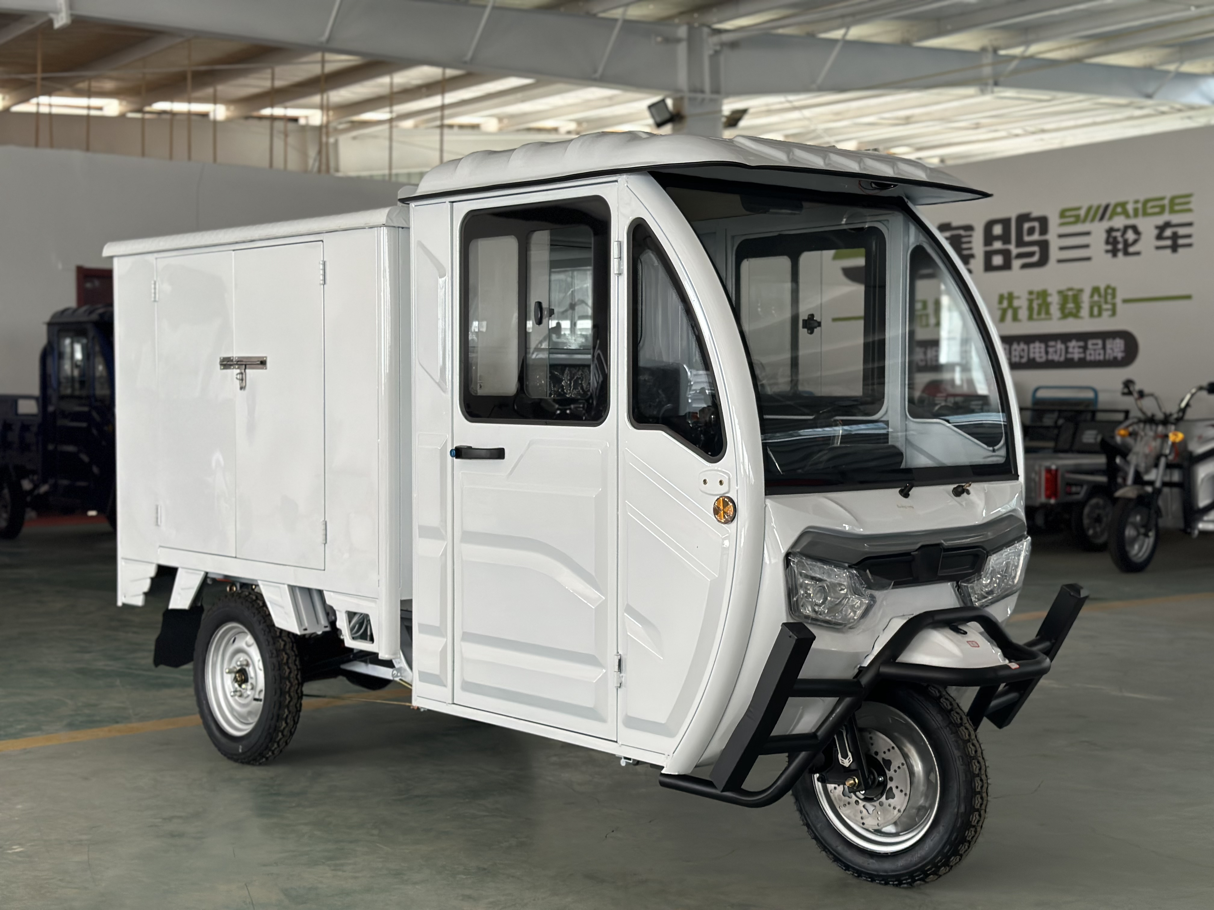 enclosed cabin post delivery cargo electric tricycle, Dreirad mit elektrischer Frachtkabine