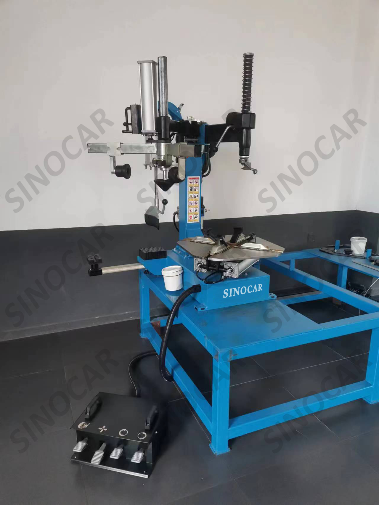 Mobile workshop Pneumatic Tyre Changer & Wheel Balabce car wheel removal Movable car tire changing machine