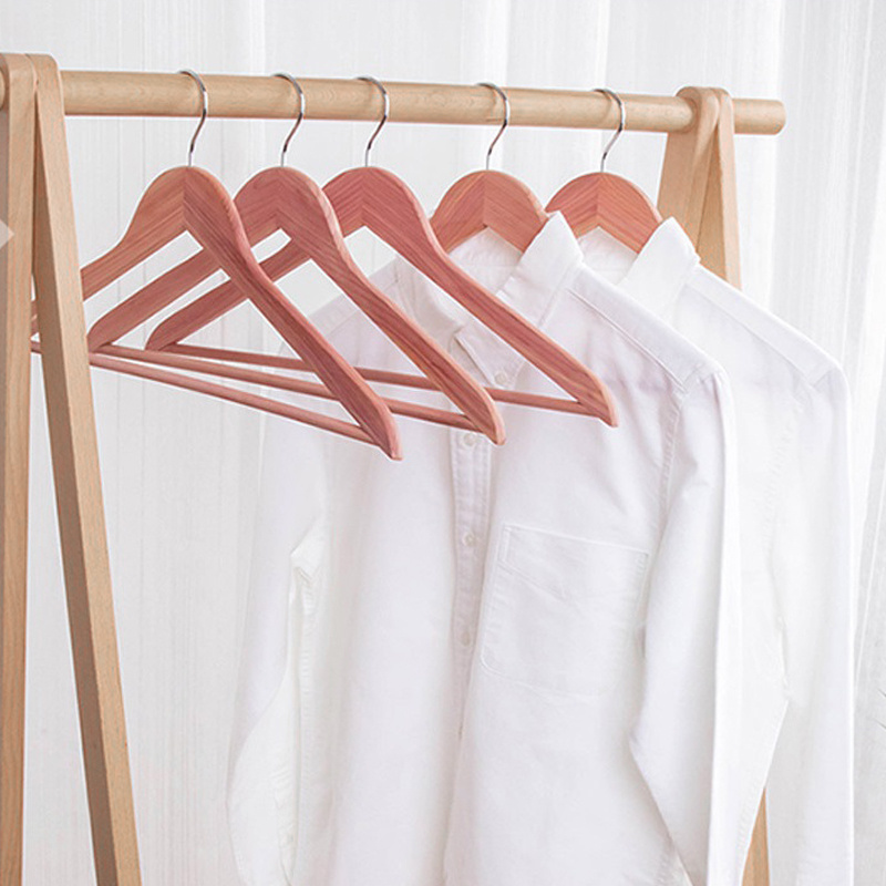 Wholesale luxury Red cedar wood Non-slip clothes hanger for suit and coat