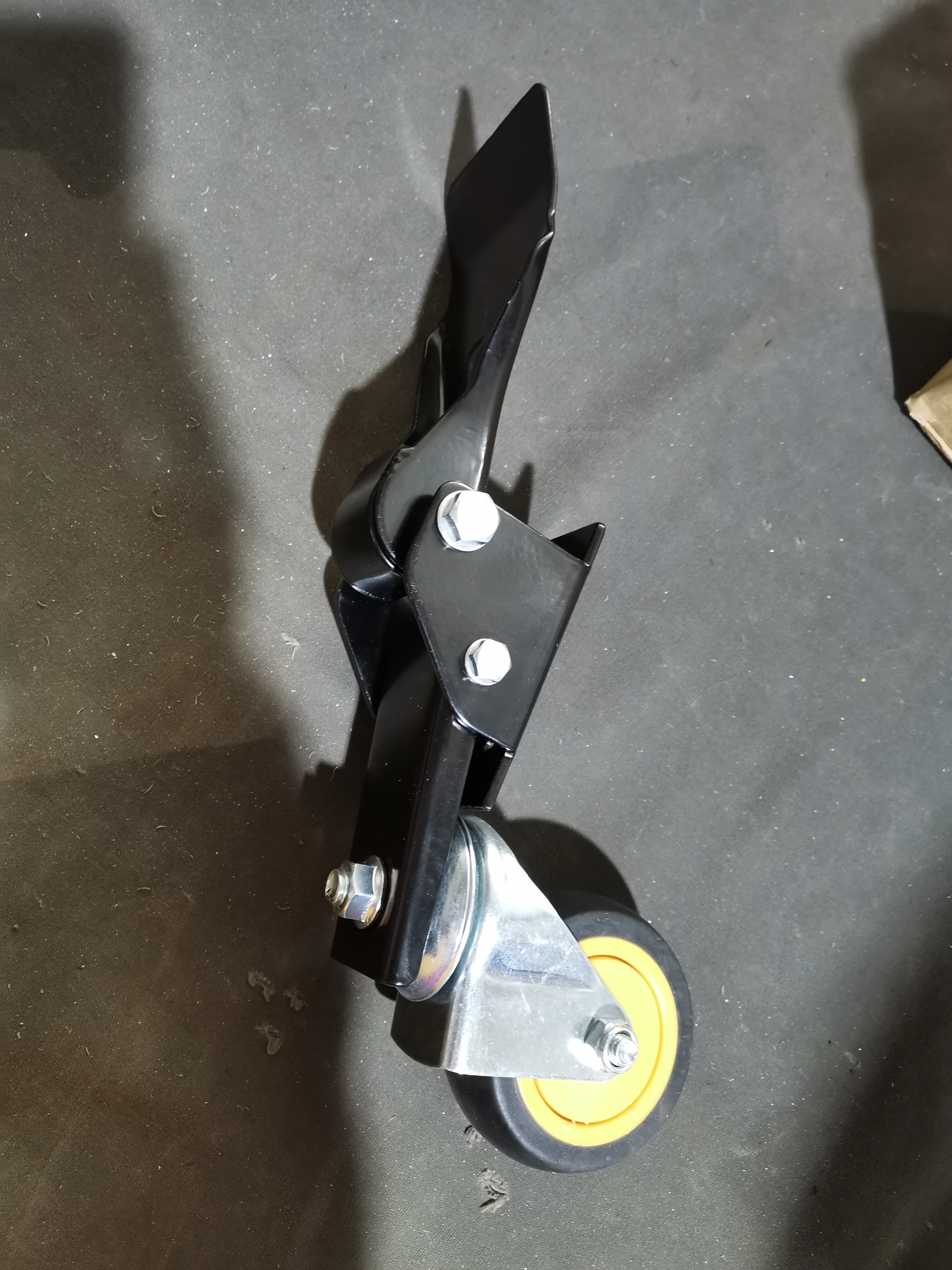 retracting casters,caster wheels,wheels for workbench