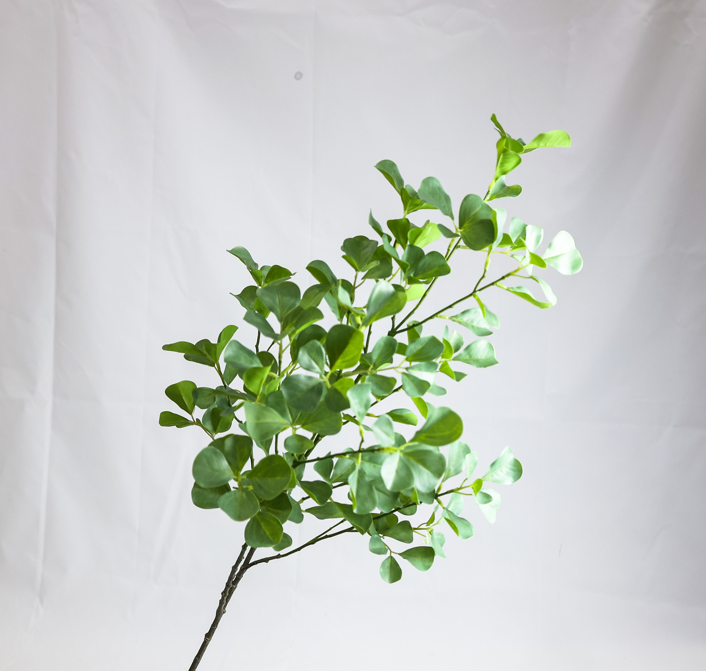 Artificial stems, branches, leaves, and long green plants are used for weddings, festivals, parties,and family table decorations