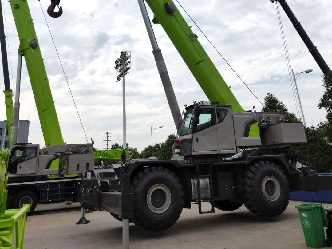 High Working Accuracy Zoomlion 110 Ton Lifting Mobile Rough Terrain Crane Truck Crane ZRT1100D533