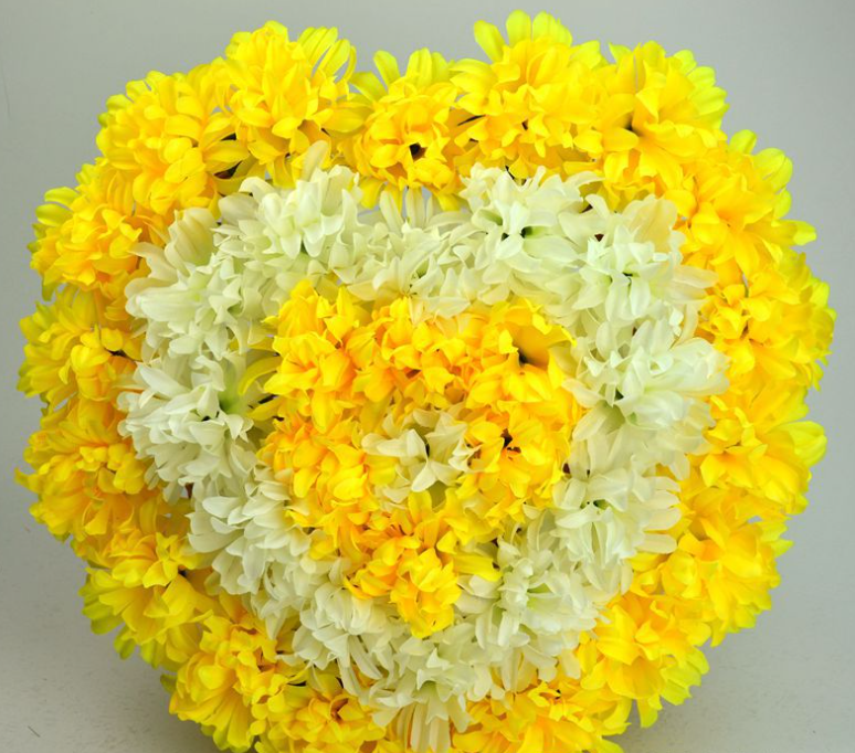 Heart Shaped Wreath Chrysanthemum Artificial Door Wreath for Home Wedding Valentine's Day Funeral Decoration