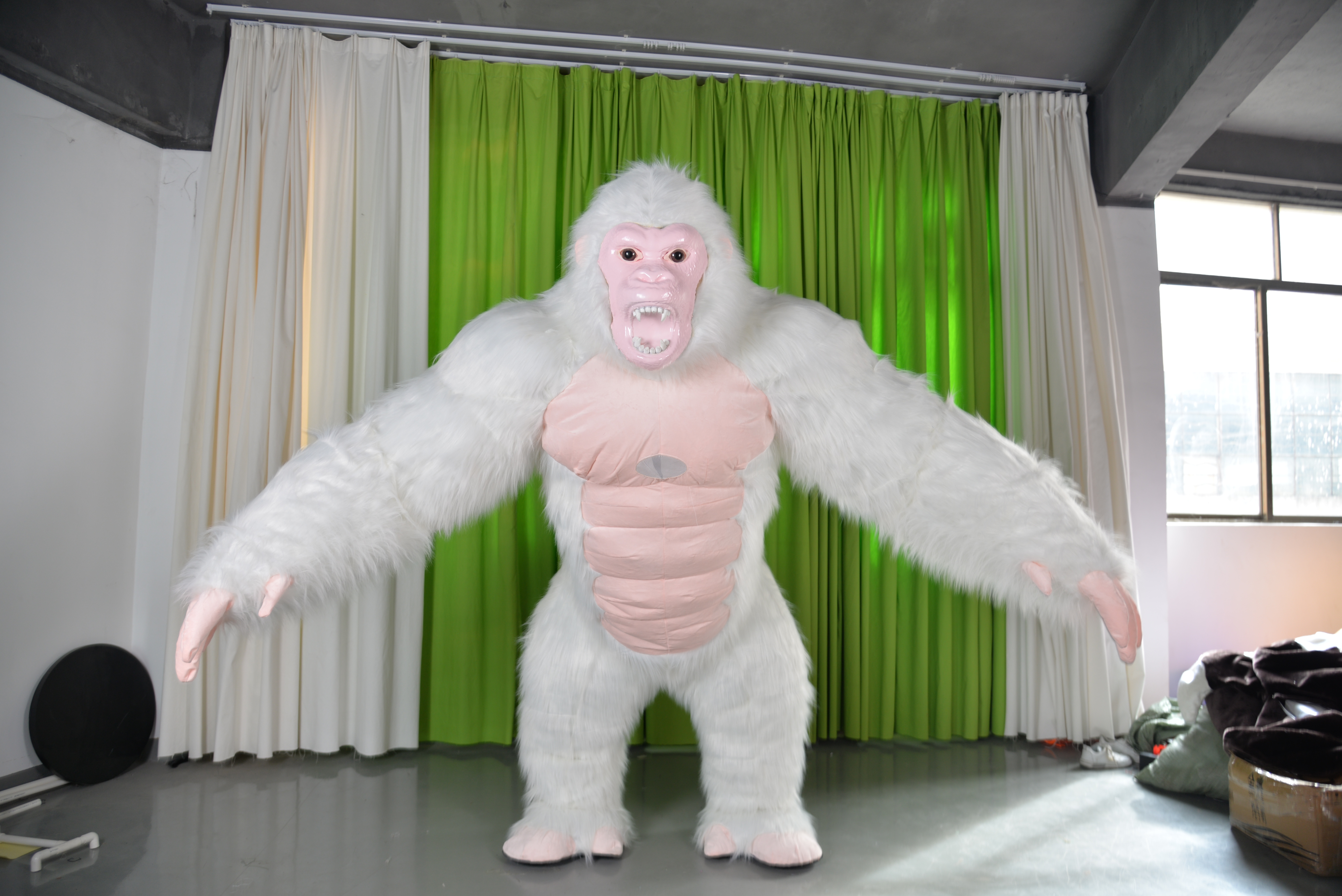 Saygo Plush Mascot Cosplay Clothing Inflatable Gorilla 2M/2.6M/3M Animal Walking Mascot Costume For Halloween