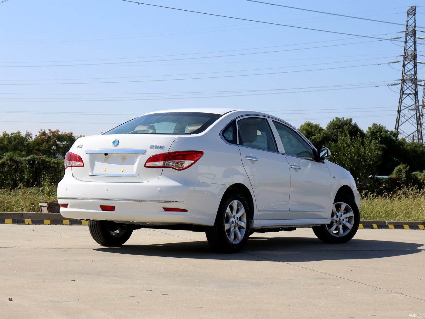 Dongfeng Junfeng E11k Pure Electric Sedan with Sharp Prices,long driving range of 400 km ideal Taxi Electric Car