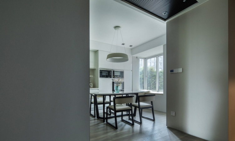 High Glossy White Lacquer Finished Wooden Kitchen Pantry Cabinets